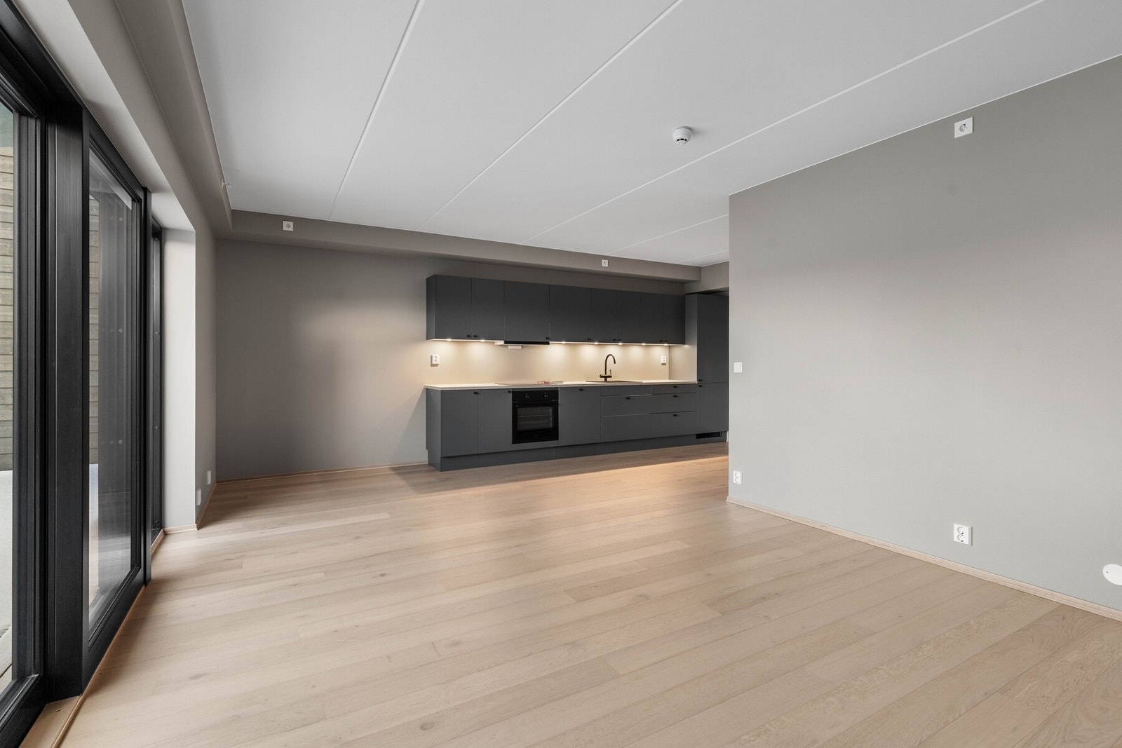 Leiligheten har en åpen stue/kjøkken løsning. Galleribilde