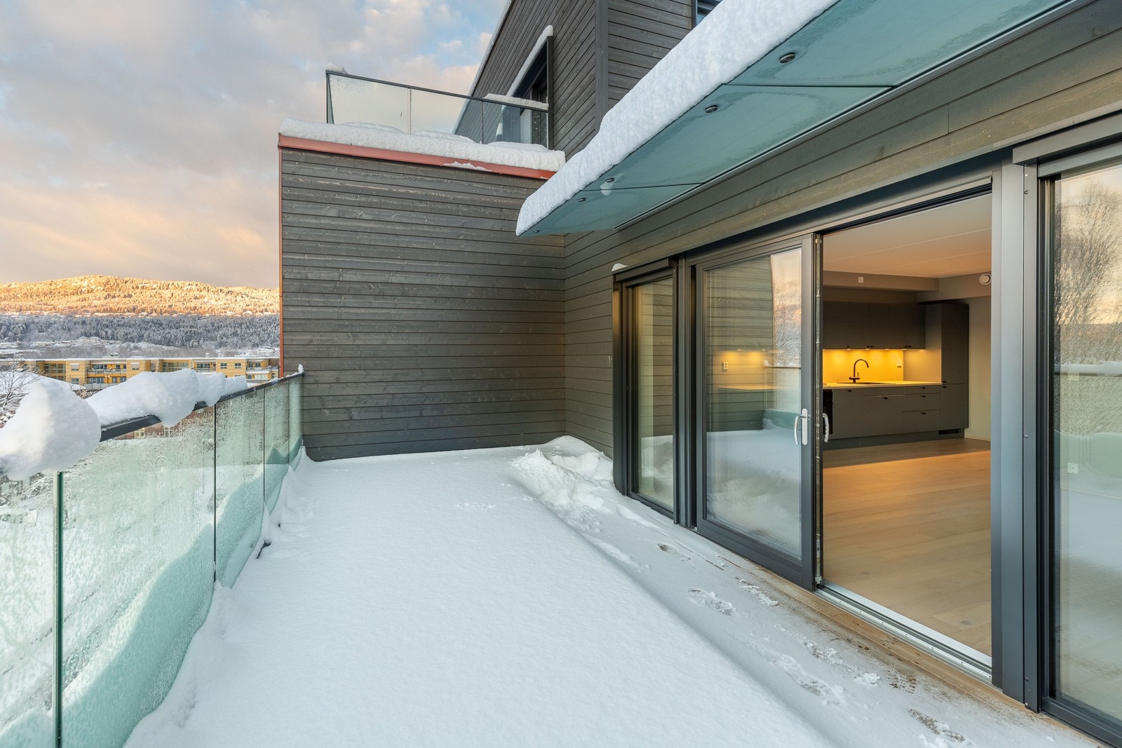 Leiligheten har en romslig, vestvendt balkong. Galleribilde