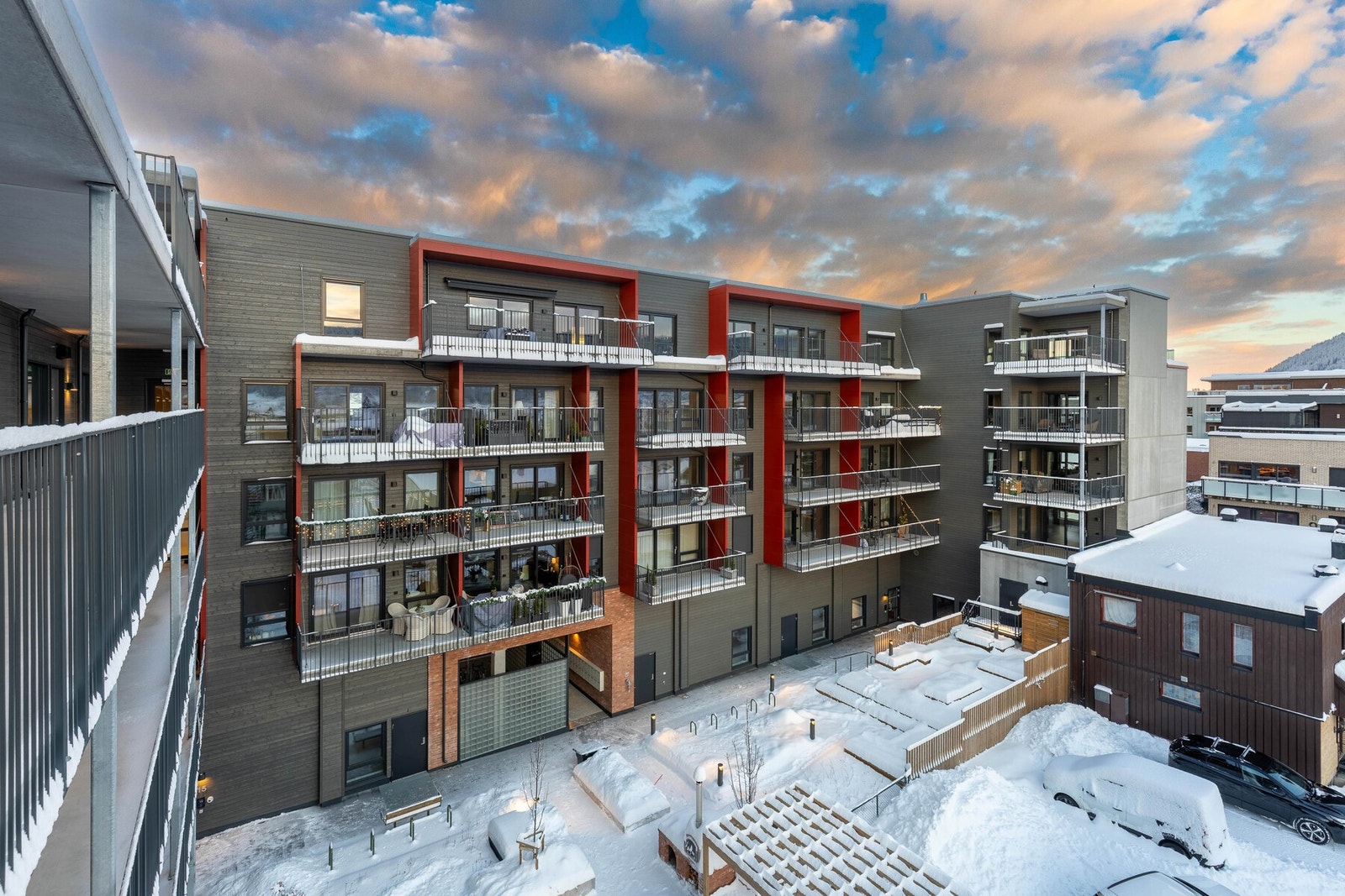 Sameiet kan by på et svært trivelig felles uteområde, hvor det mellom bygningene er etablert et hyggelig og sosialt atrium. Galleribilde