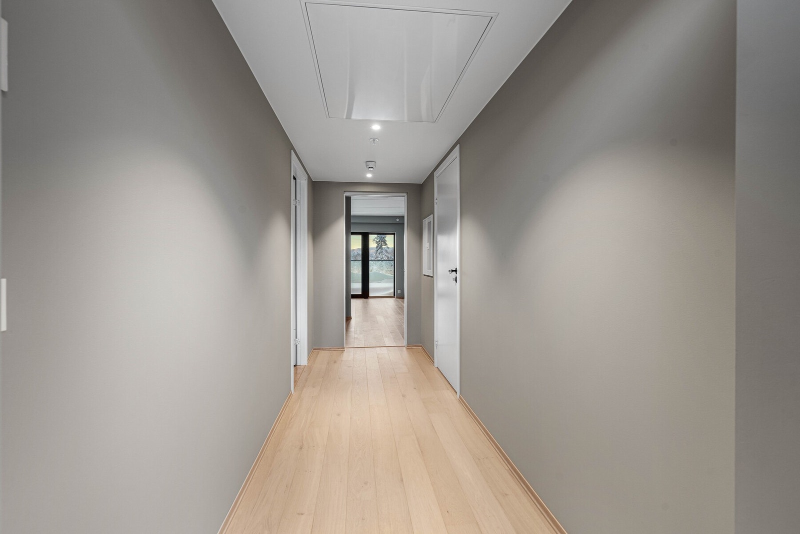 Lun entre med god plass til garderobeløsning. Galleribilde