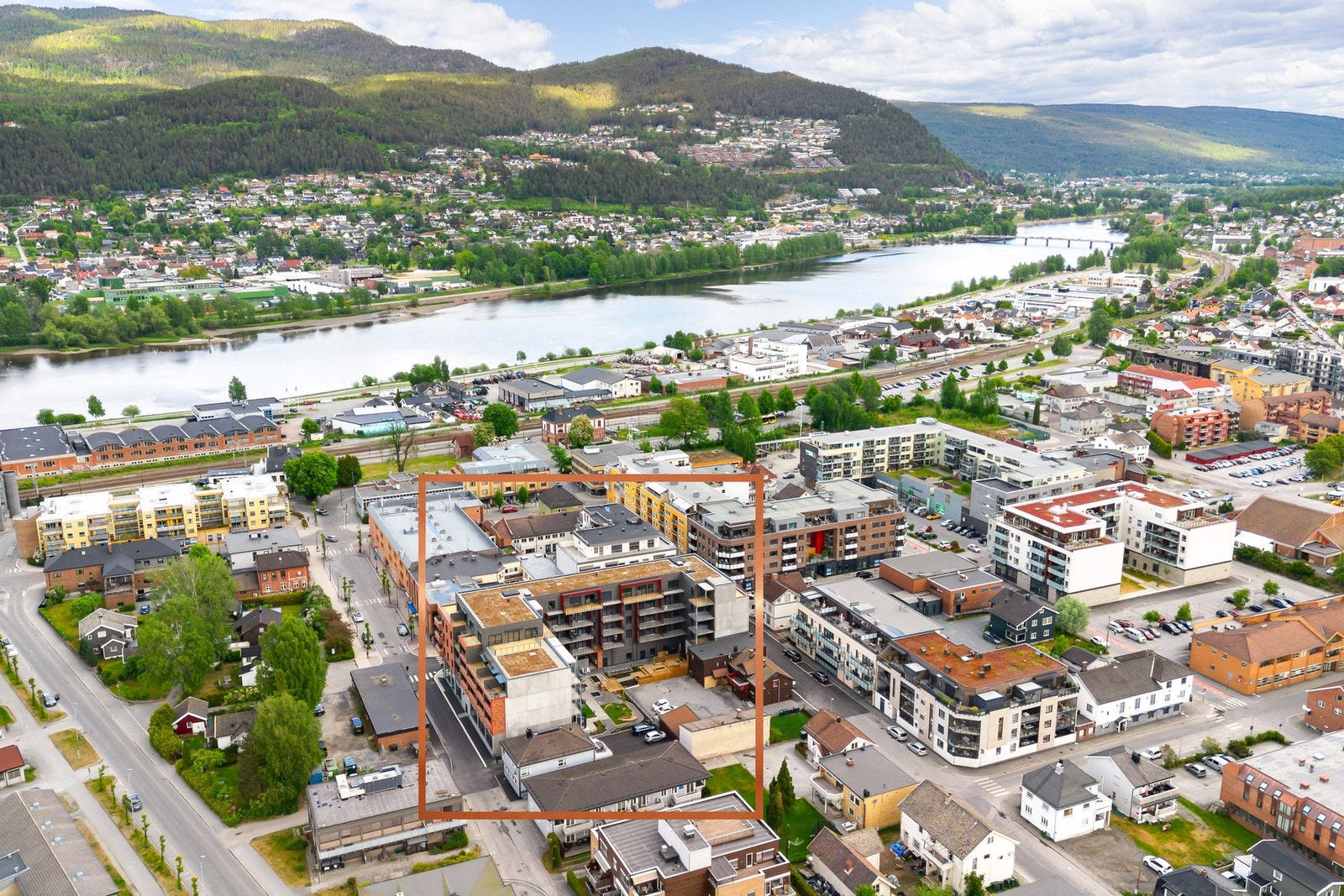 Attraktiv beliggenhet med kort vei til alt du trenger. Galleribilde