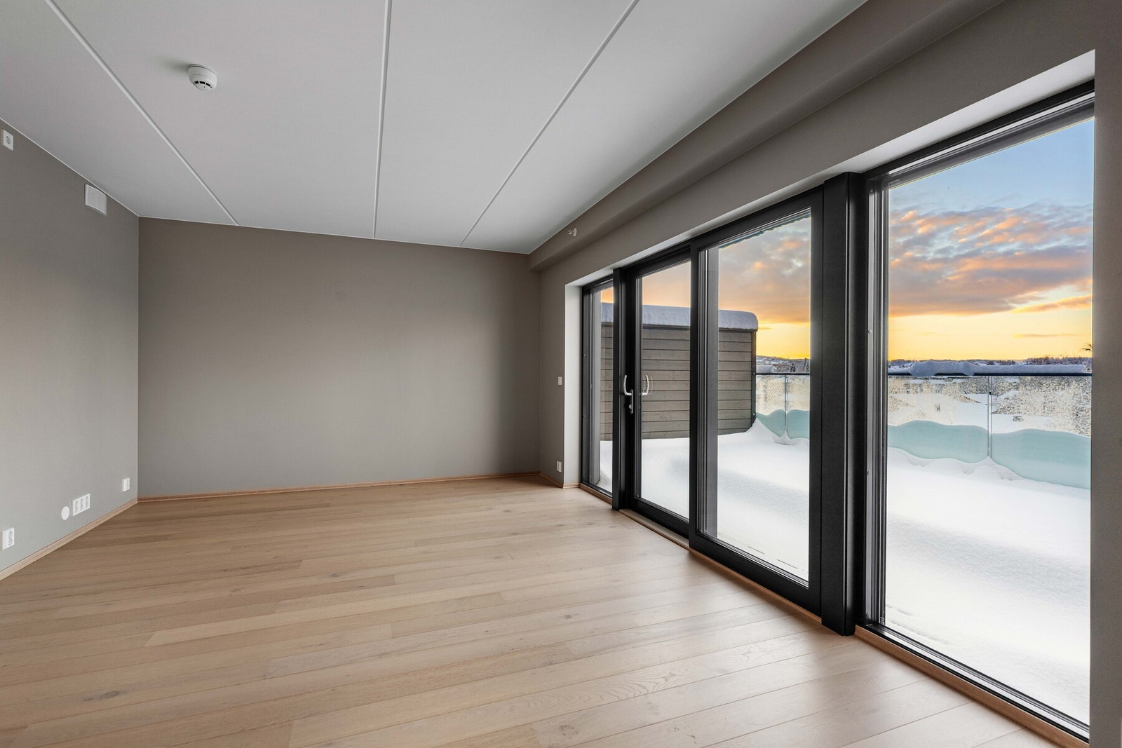 Moderne stue med gjennomgående lyse farger. Galleribilde