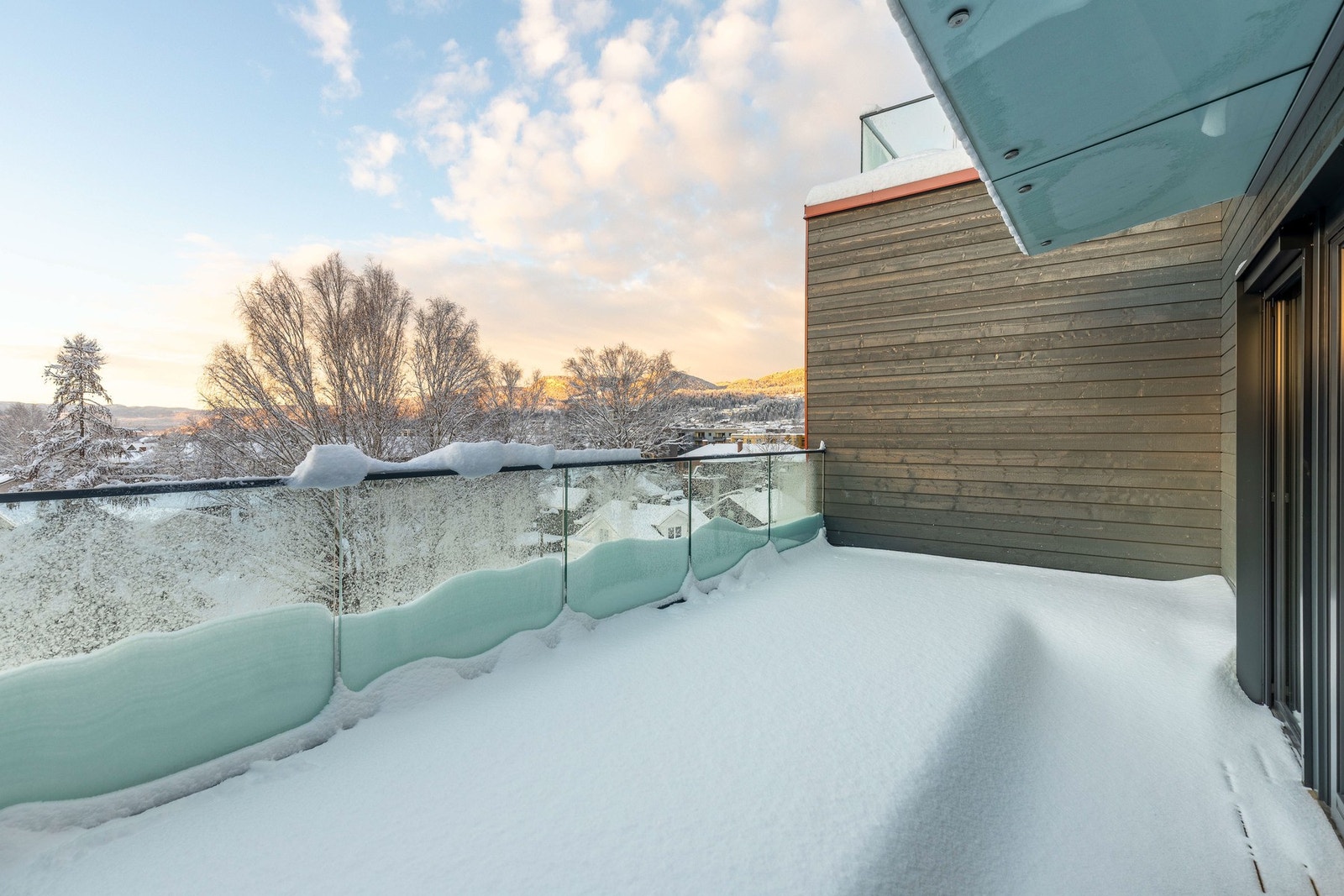 Leiligheten får en ekstra dimensjon med denne flotte uteplassen. Galleribilde