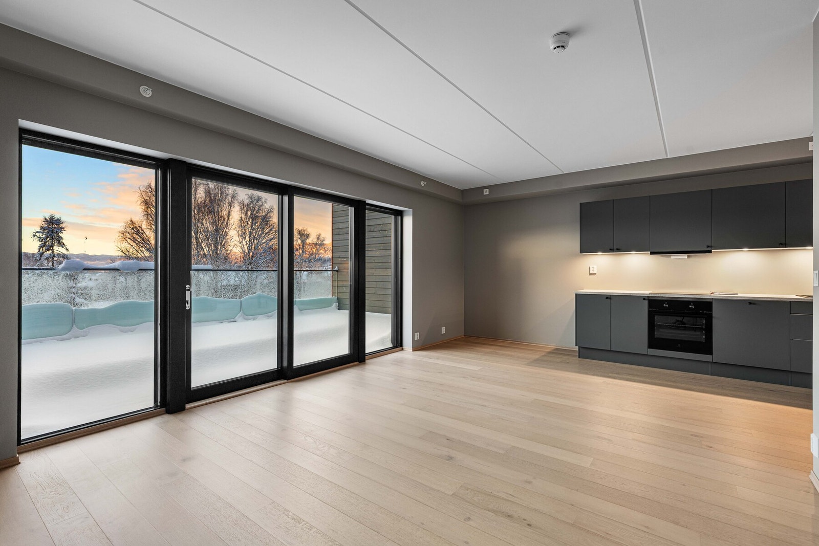 Leiligheten holder en gjennomført og moderne standard med enstavs eikeparkett, kalkgrå vegger og stilrene materialvalg. Galleribilde