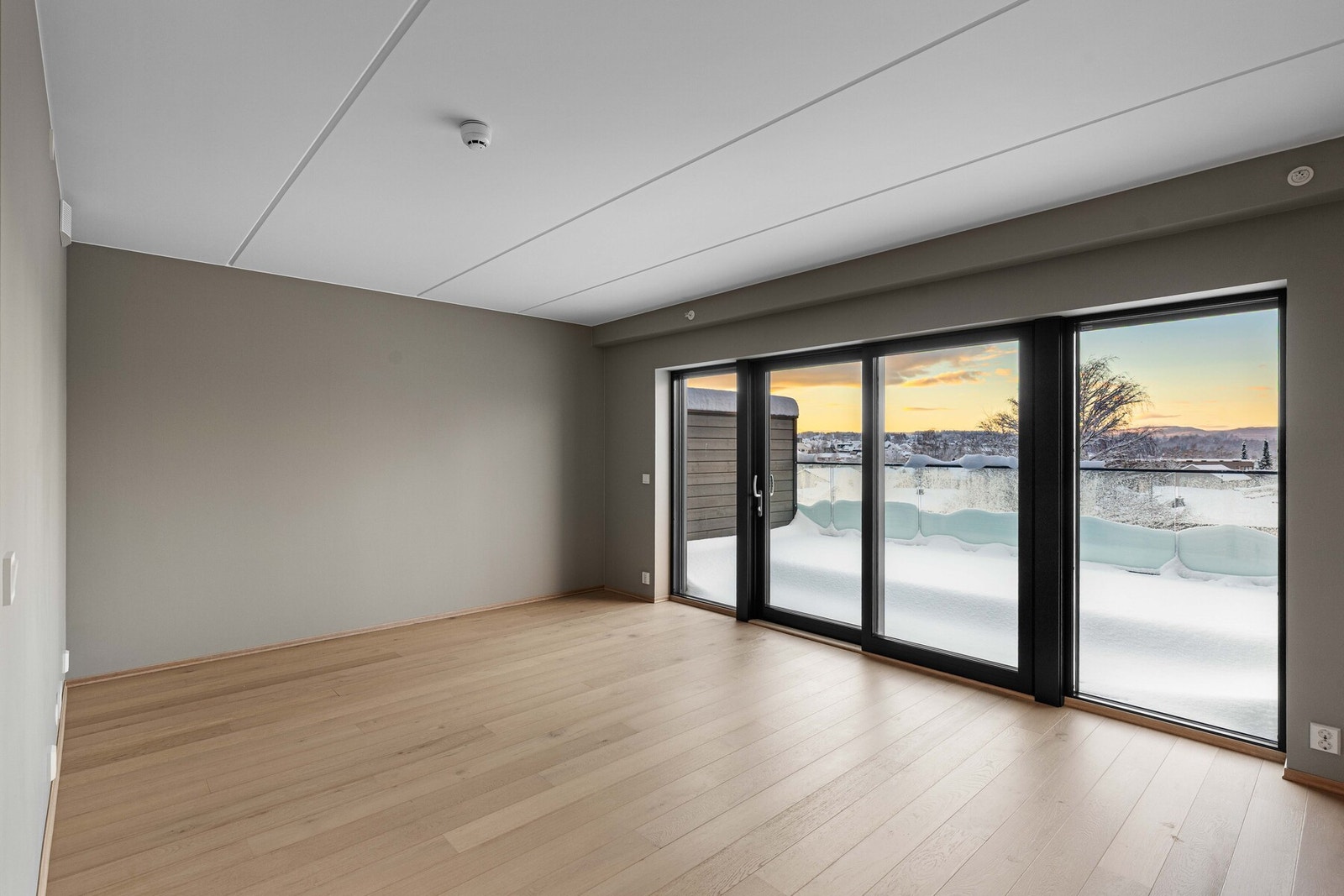 Lys og tiltalende stue med store vindusflater. Galleribilde