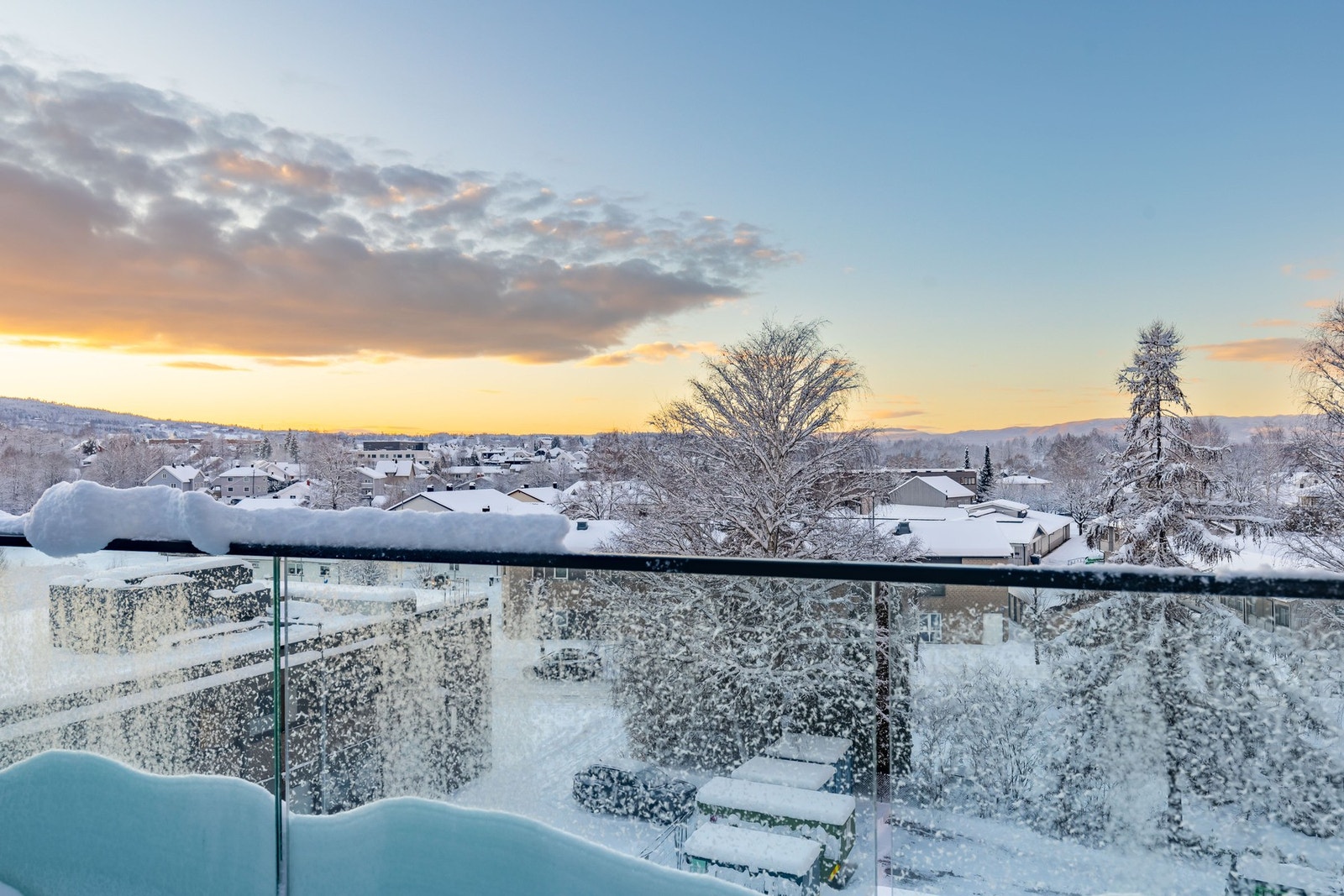 Balkong med flott utsyn mot nærområdet. Galleribilde