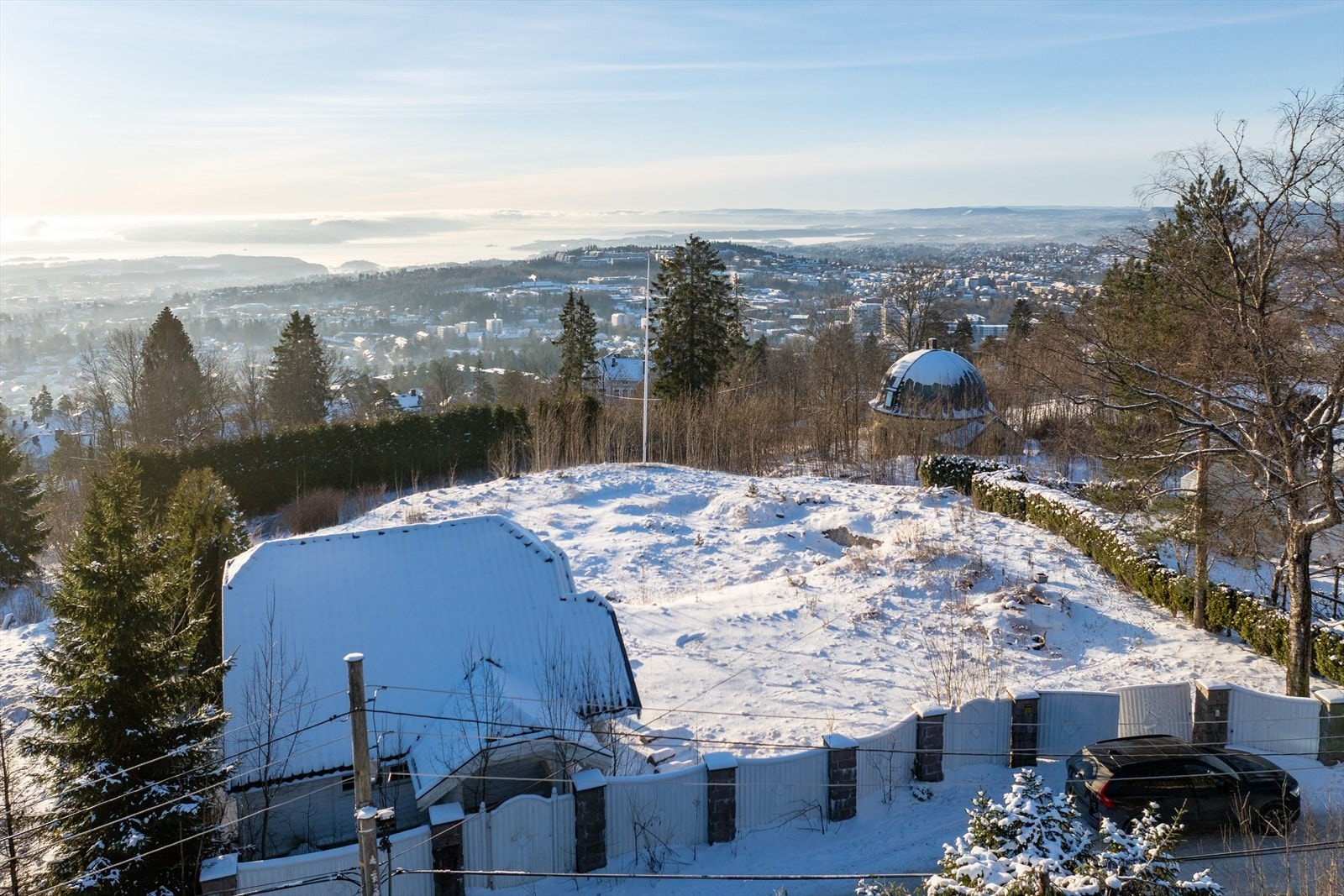 Eiendommen er regulert til byggeområde for boliger med særskilte landskapshensyn (BYA 12%, 2. etg., felt W) i reg.best. S-3273 (endret reguleringsplan for Holmenkollen - Felt 2) Galleribilde