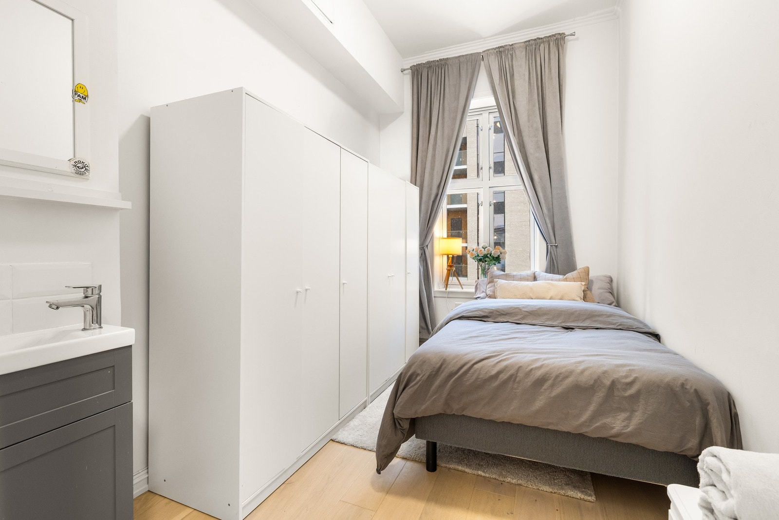 Soverom 2 er på ca. 8 kvm, og har også plass til dobbeltseng og lang garderoberekke. Rommet er leilighetens tidligere kjøkken og har derfor servant med skap. Galleribilde