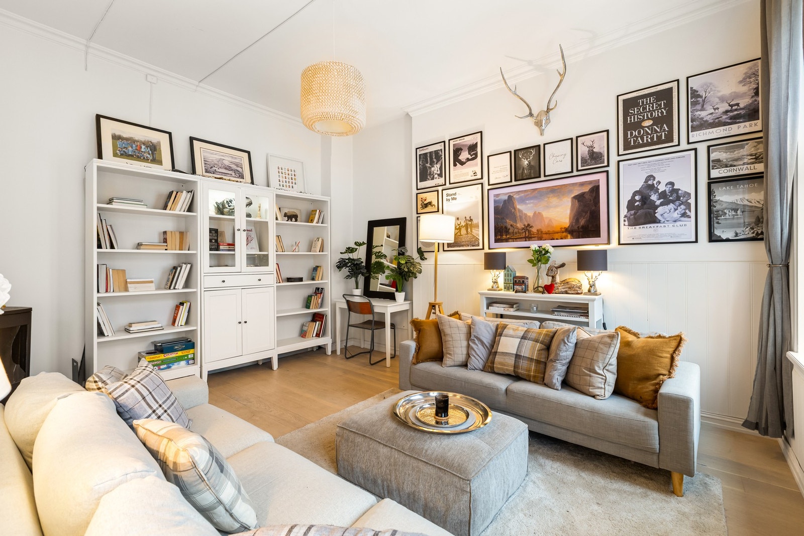 Stuen fremstår romslig og byr på flere innredningsmuligheter. Galleribilde