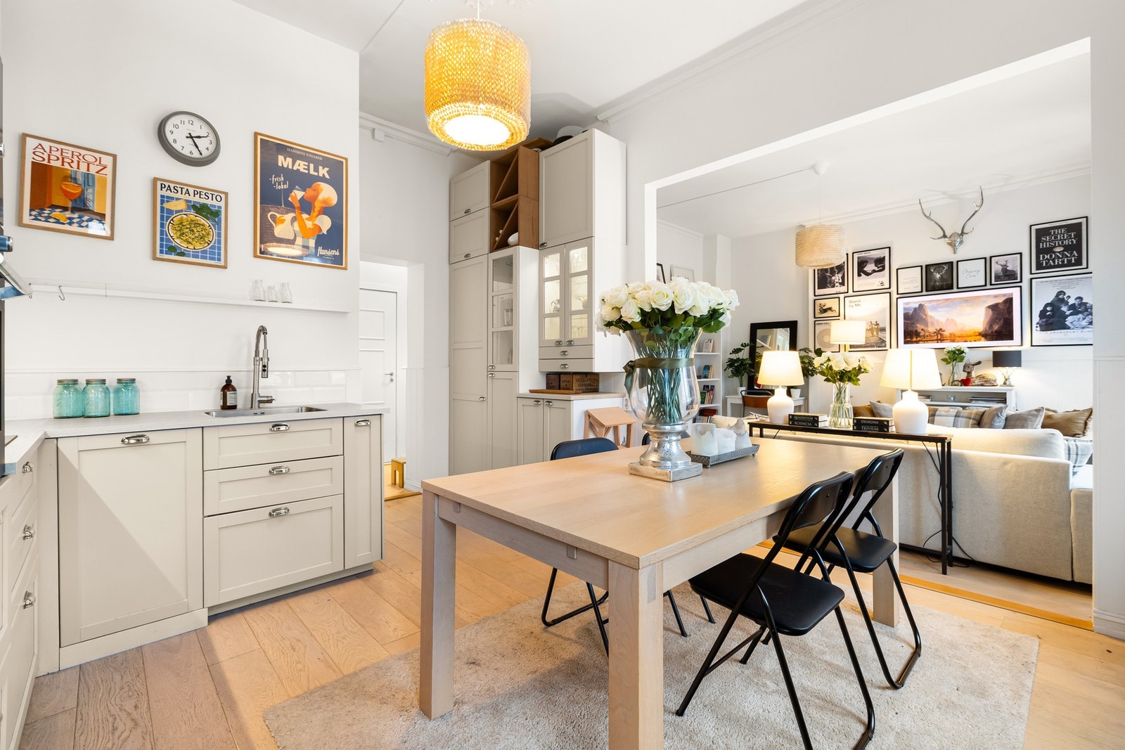 Boligen byr på en imponerende takhøyde på opptil ca. 3,17 meter, store vindusflater som slipper inn rikelig med naturlig lys, samt klassiske detaljer som nydelig takrosett og dype vinduskarmer! Galleribilde