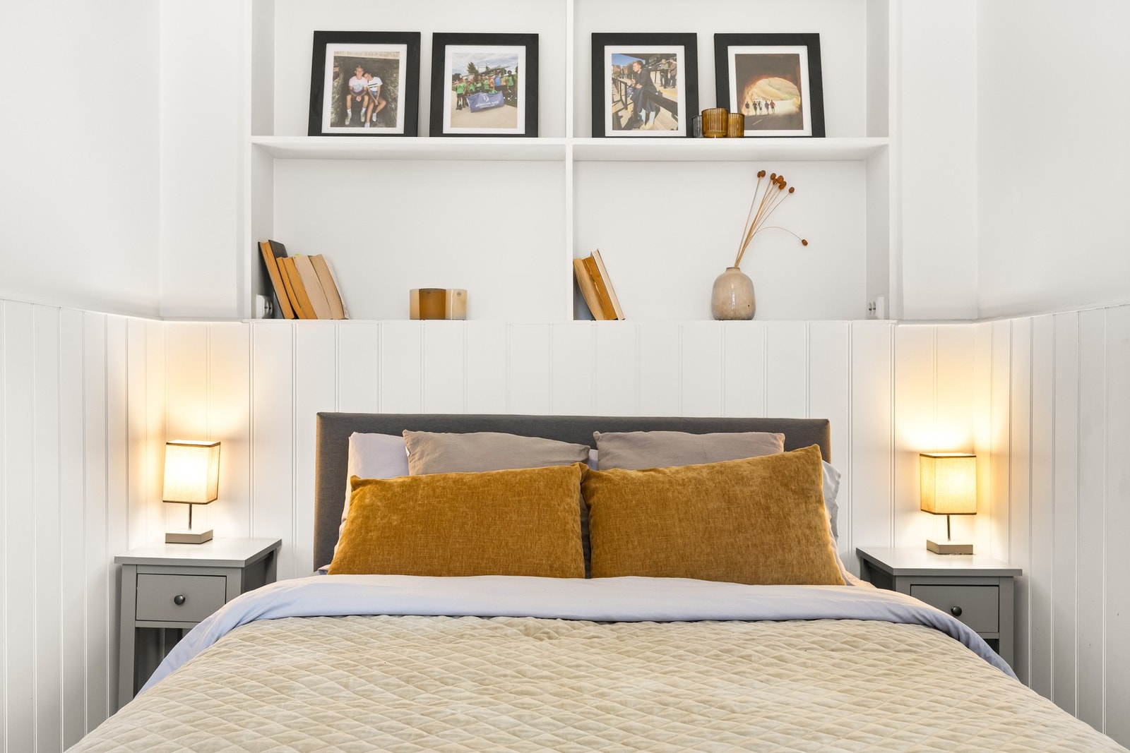 Praktiske integrerte, åpne hyller over sengen gir ekstra flater til oppbevaring og/eller pynteting. Galleribilde