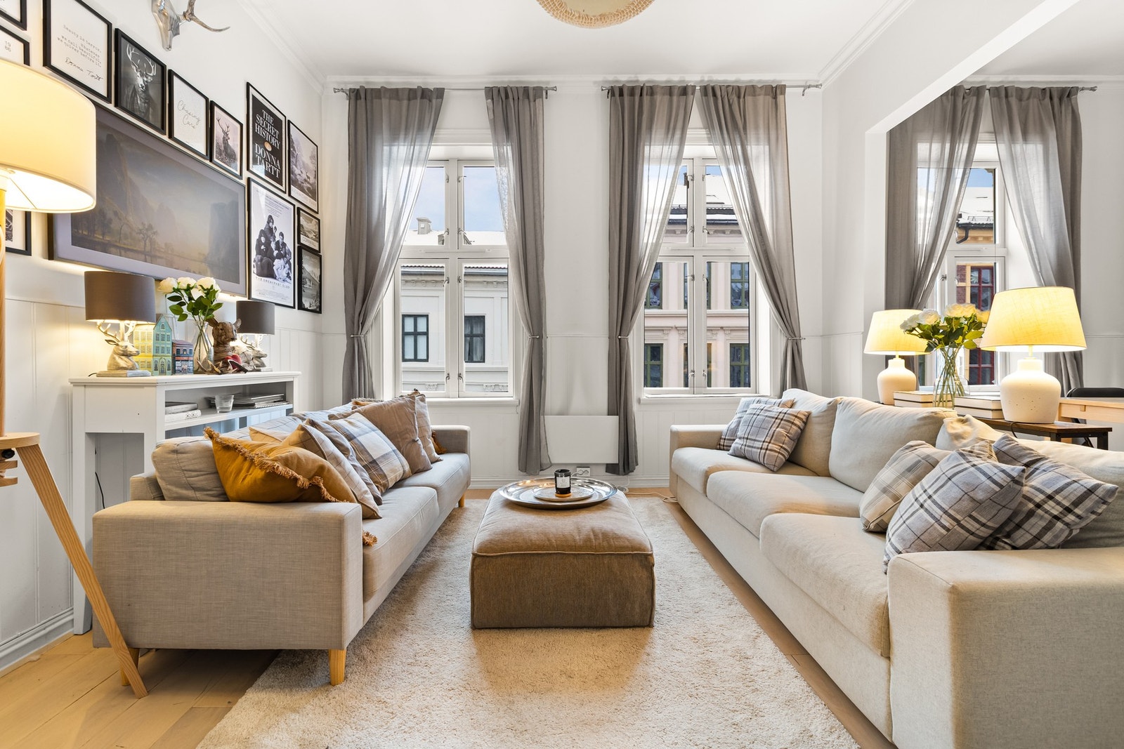 Stuen har god plass til stor salong og ytterligere ønsket møblement. Galleribilde