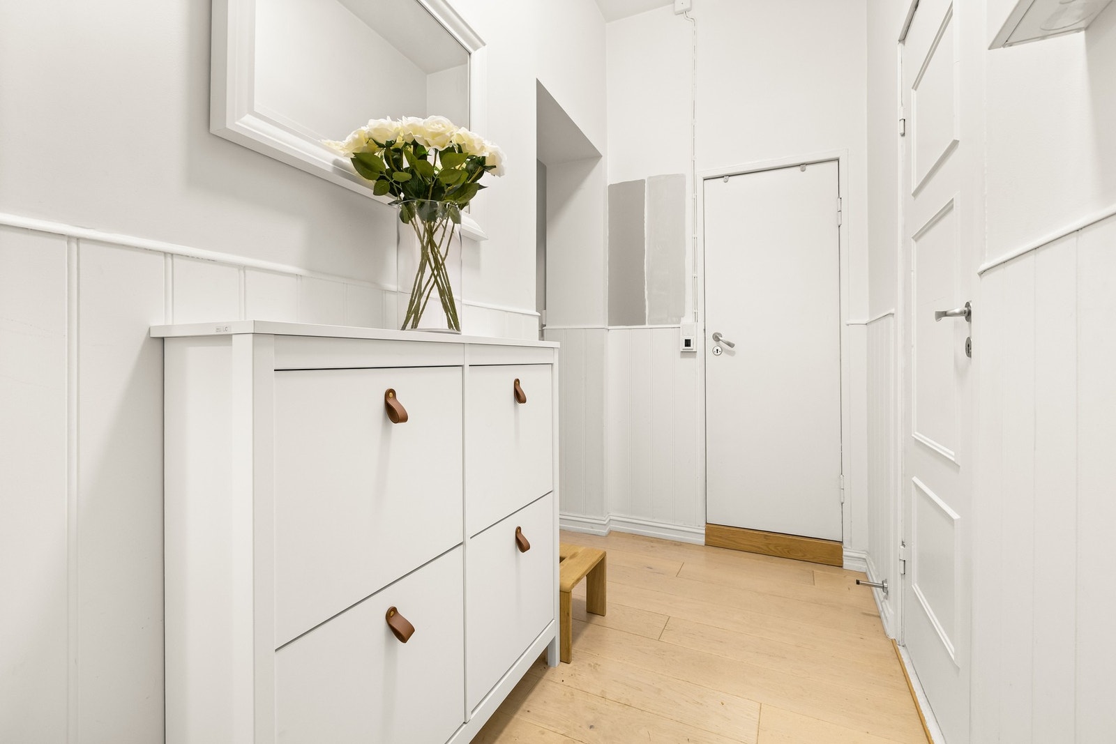 Innbydende entré med plass til yttertøy i åpen nisje, samt plass til kommode. Galleribilde