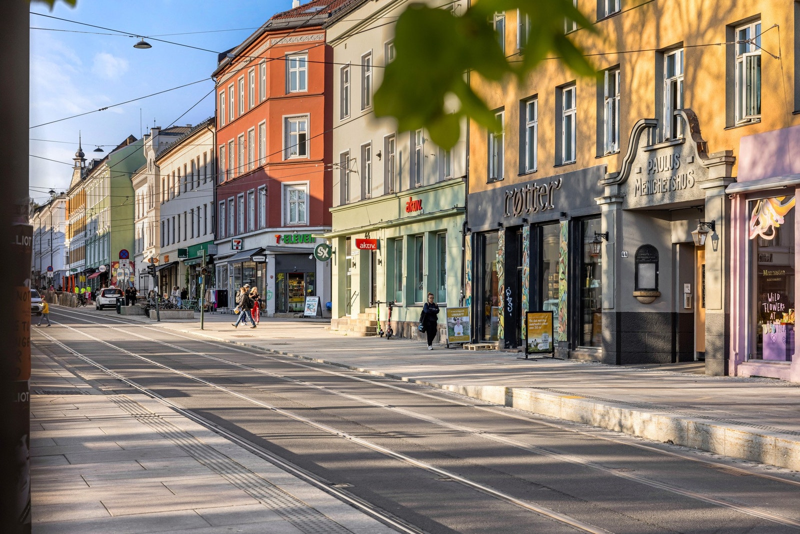 Thorvald Meyers gate og Olaf Ryes plass byr på flere kaféer, restauranter og barer, samt hyggelige nisjebutikker. Galleribilde