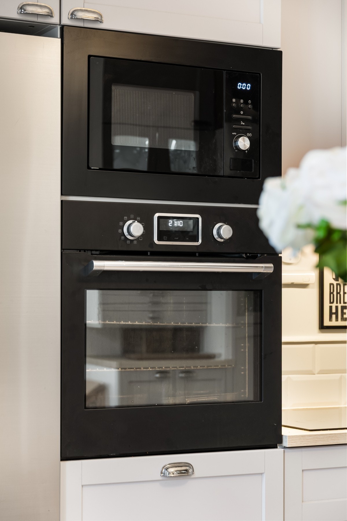 Kjøkkenet er utstyrt med kombiskap fra Samsung (med isbit- og vannfunksjon), integrert stekeovn, integrert mikrobølgeovn, induksjonstopp, oppvaskmaskin og avtrekksvifte, samtlige fra IKEA. Galleribilde