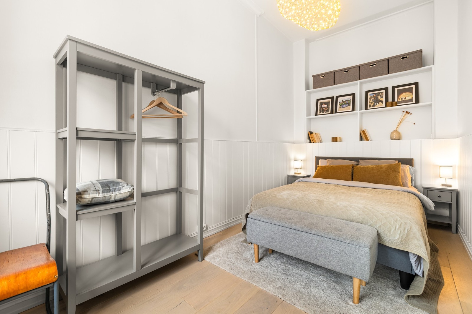 Boligen har to soverom av god størrelse. Hovedsoverommet er på ca. 10 kvm, og gir god plass til dobbeltseng med tilhørende nattbord og mulighet for å sette inn stort garderobeskap. Galleribilde