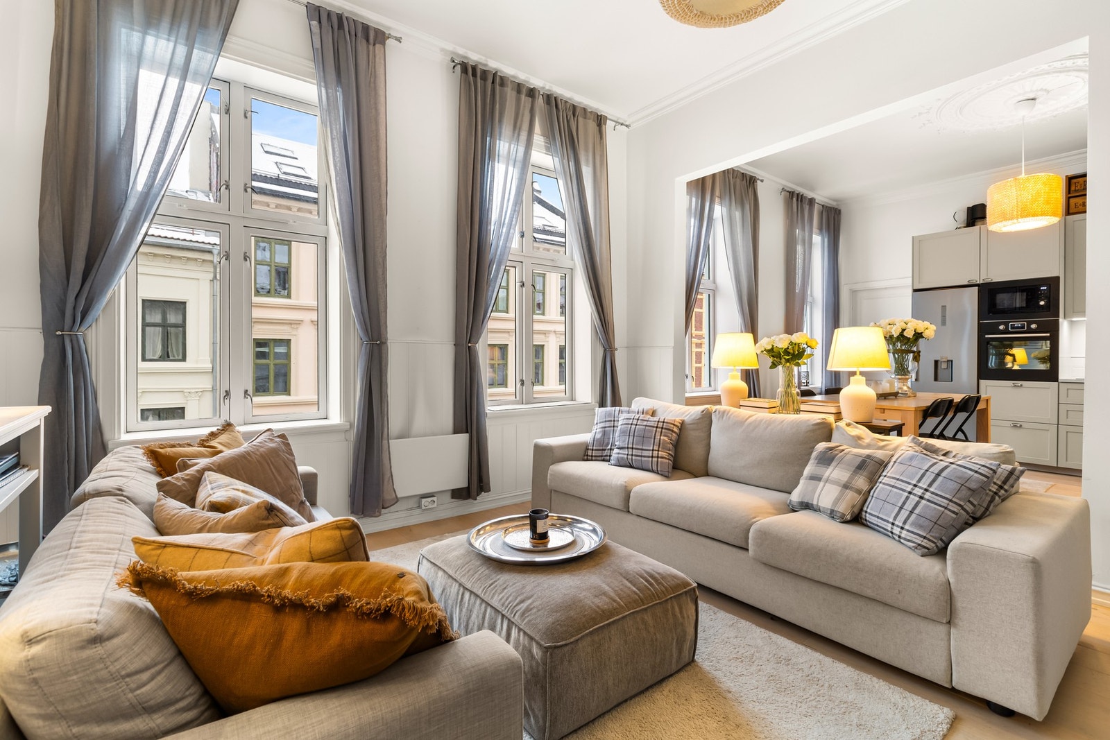 Velkommen til Kirkegårdsgata 4A - en herlig og påkostet 3-roms andelsleilighet i Mills-kvartalet. Her bor du i grønne omgivelser med Sofienbergparken som nærmeste nabo, samtidig som byens pulserende tilbud ligger rett utenfor døren! Foto: Agata Posmyk. Galleribilde