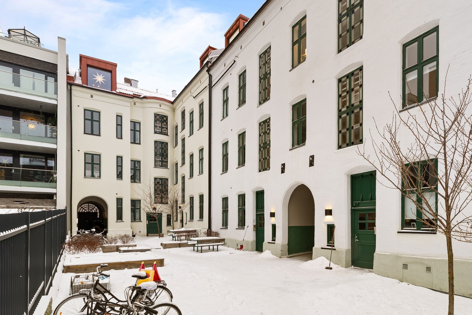 Hyggelig bakgård for beboerne av borettslaget med sykkelparkering og sitteplasser. Galleribilde