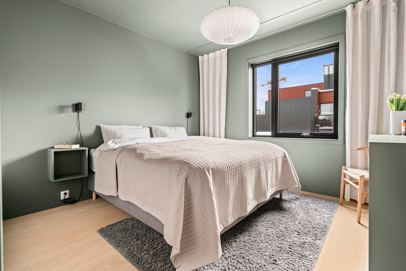 Hovedsoverommet er et romslig soverom med smakfulle fargevalg. Lister, vegger og tak i malt i samme farge for et gjennomført opplevelse. Galleribilde