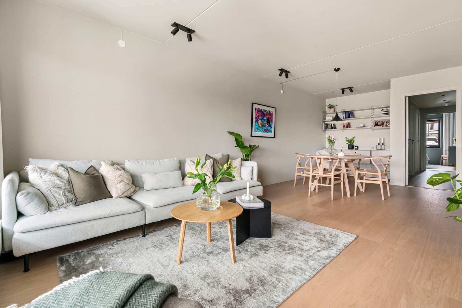 Stuen har en stor, sosial og inkluderende løsning med god plass til sofagruppe og spisebord. Galleribilde