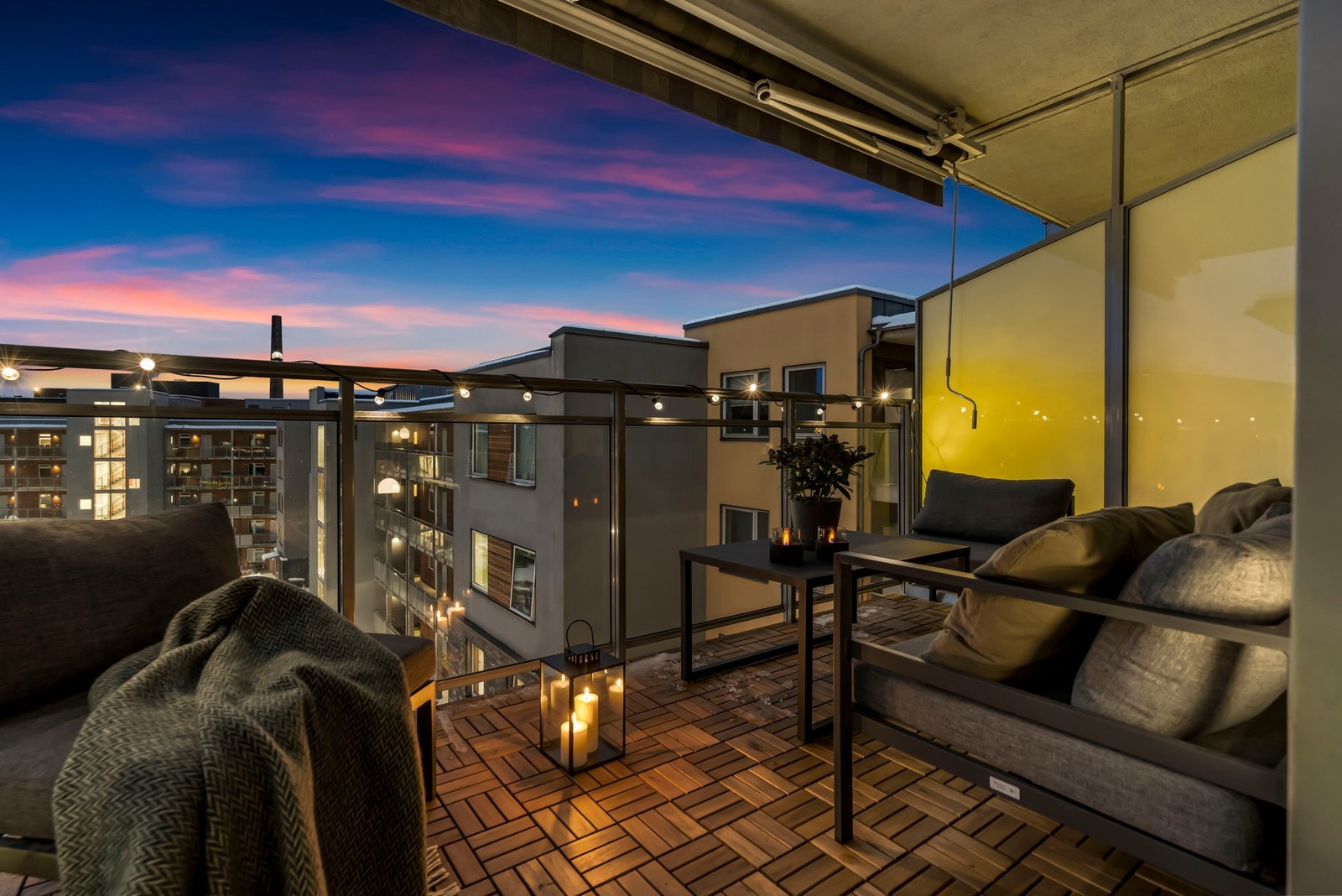 Manuell markise er montert for de varmeste dagene. Galleribilde