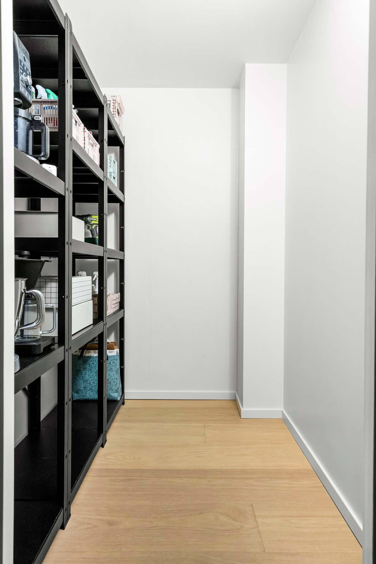 Praktisk innvendig bod med hyllesystem. Galleribilde