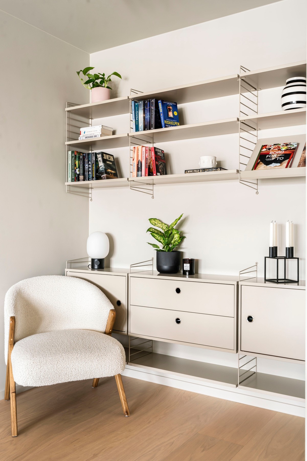 Veggmonterte hyller fra det anerkjente merket String medfølger i handelen. Galleribilde