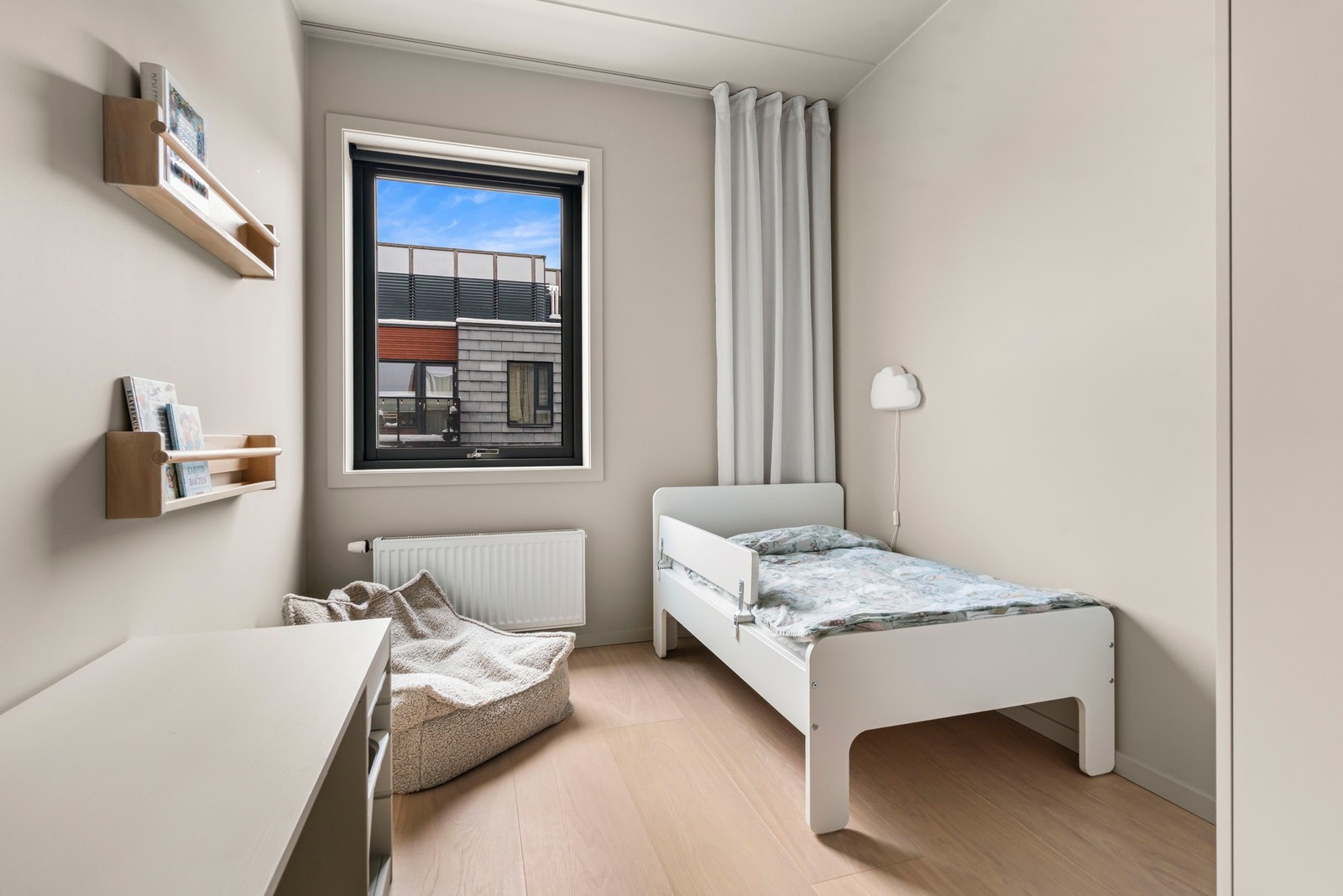 Hyggelig soverom beliggende vegg i vegg med hovedsoverommet. Her har man et flott rom med gjennomgående fargeløsning og opplegg for gardiner fra gulv til tak. Galleribilde