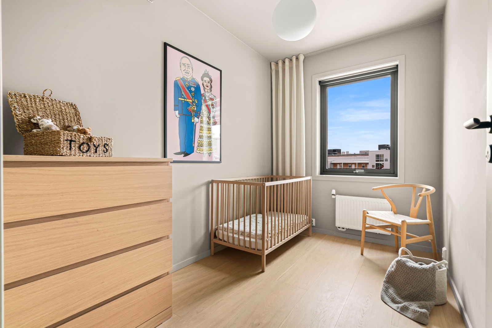 Flott soverom, gjesterom eller hjemmekontor beliggende mot bakgården. Galleribilde