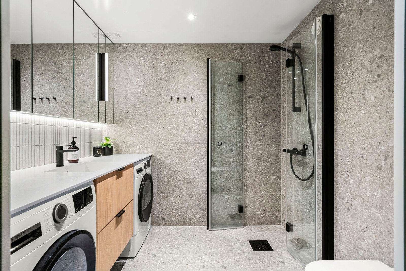 Leiligheten kan by på et meget lekkert baderom med gjennomtenkte og svært flotte flis- og materialvalg. Galleribilde