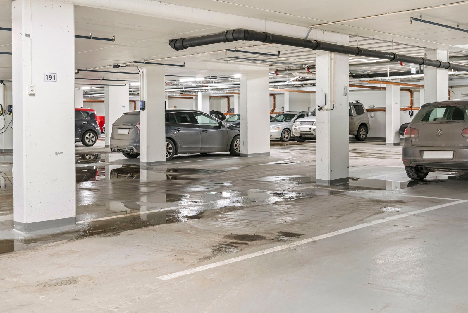 I kjelleren følger det en biloppstillingsplass med lader for el-bil. Fra garasjeanlegget er det heis direkte til etasjeplan. Galleribilde