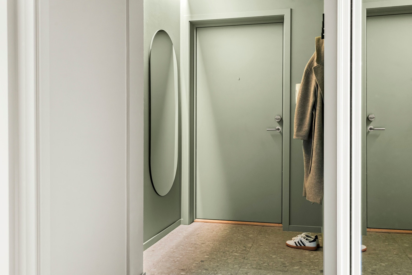 Flott gang gir et meget godt førsteinntrykk av boligen. Flotte praktiske fliser på gulv. Galleribilde