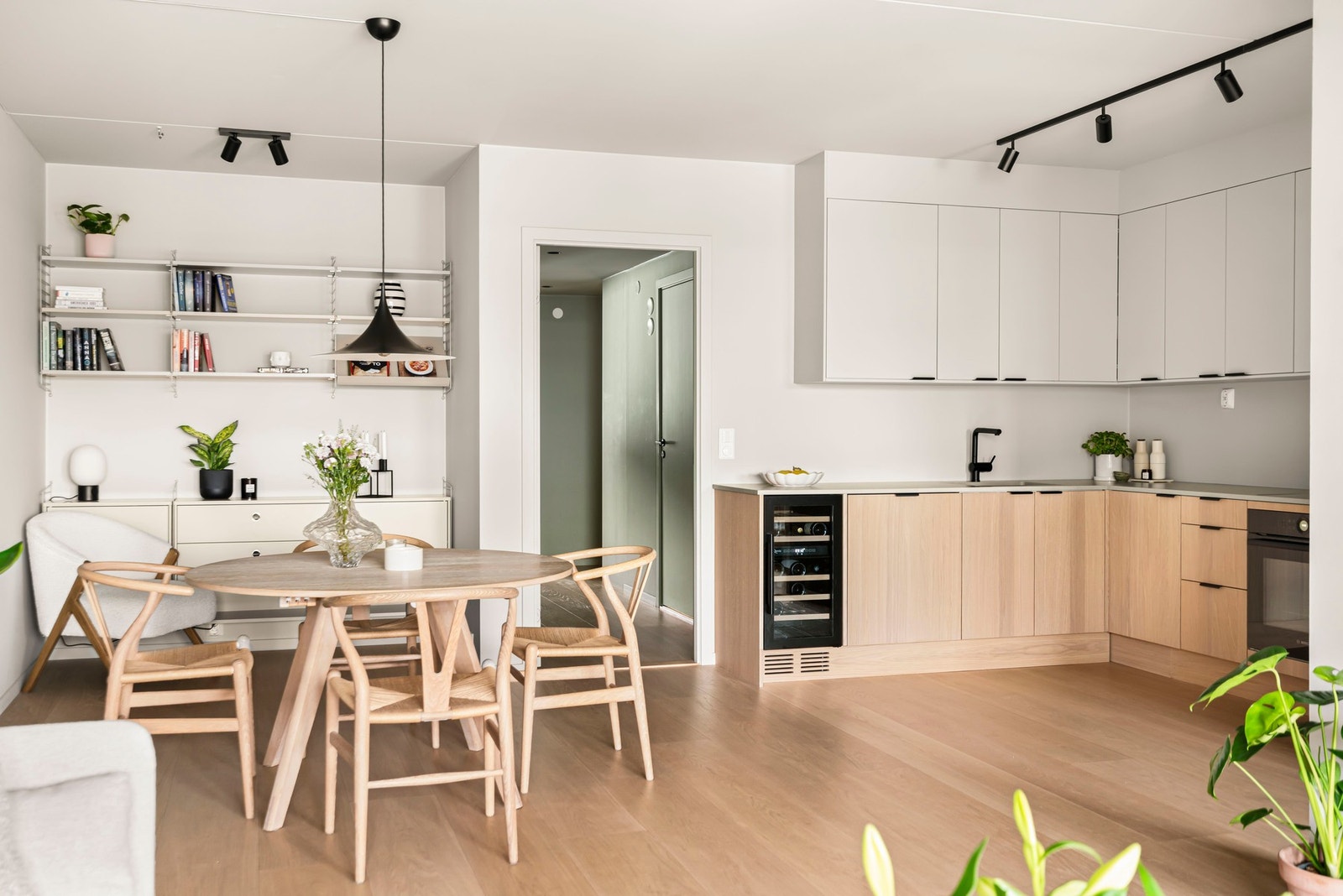 Kjøkkenet og spiseplassen ligger nære hverandre og gir en fin flyt. Galleribilde