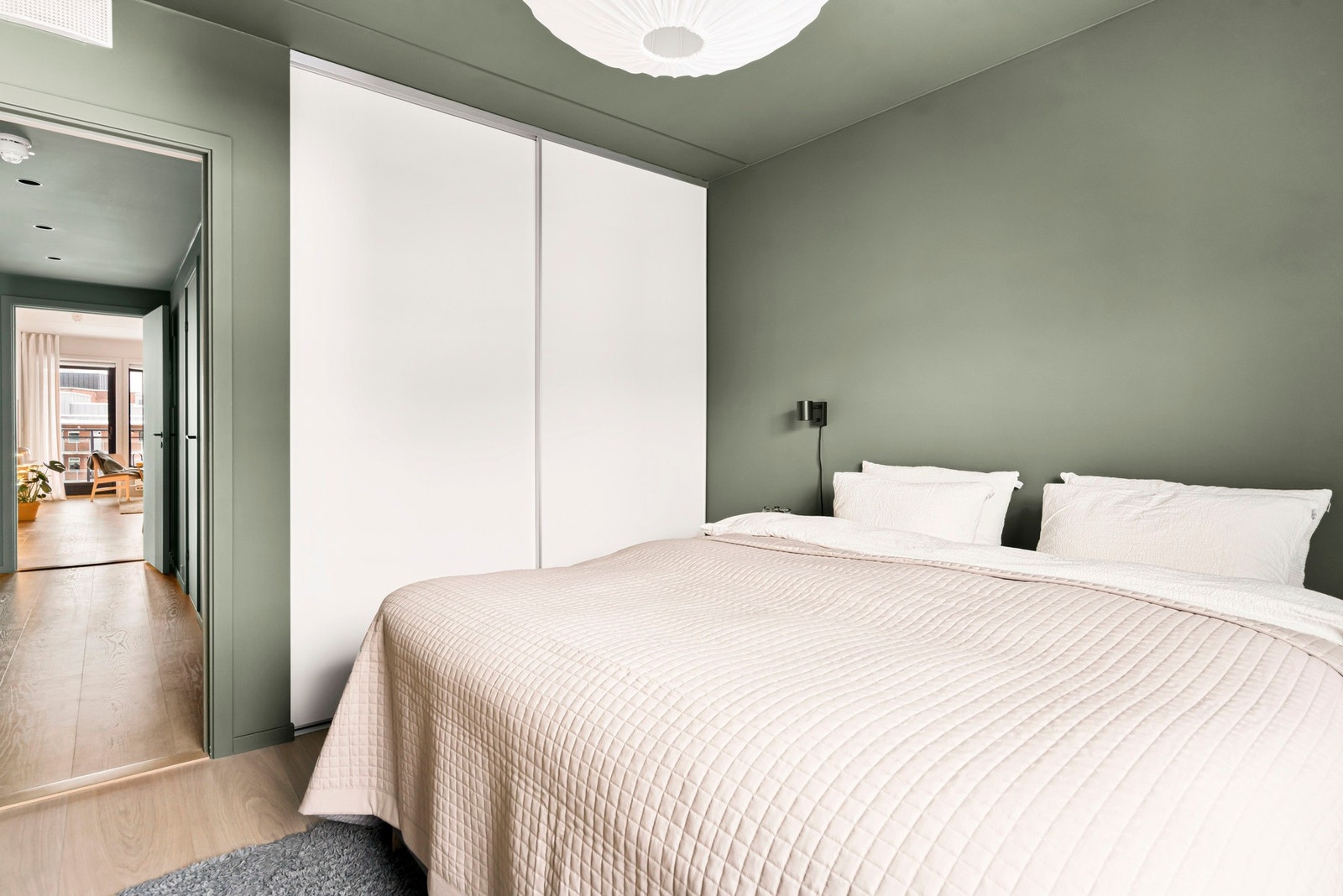 Gode oppbevaringsmuligheter i fastmontert skyvedørsgarderobe. Galleribilde