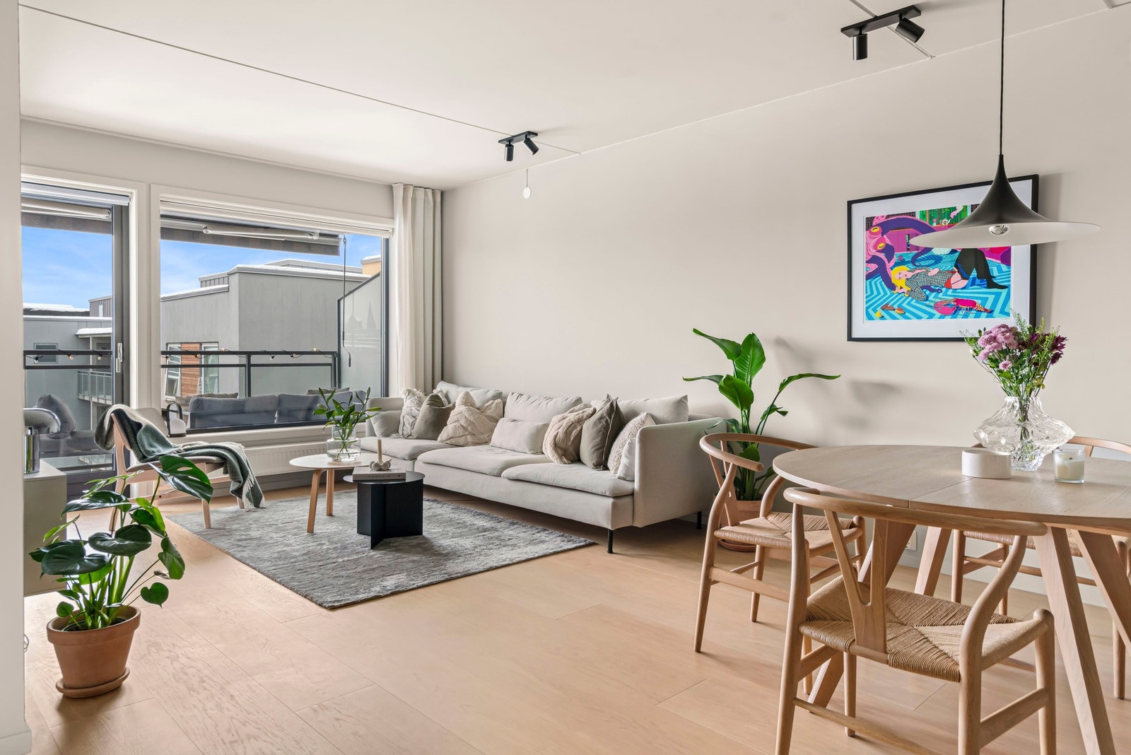 Hele leiligheten er malt i moderne farger og har fått lagt lekre en-stavs gulv i alle rom. Galleribilde