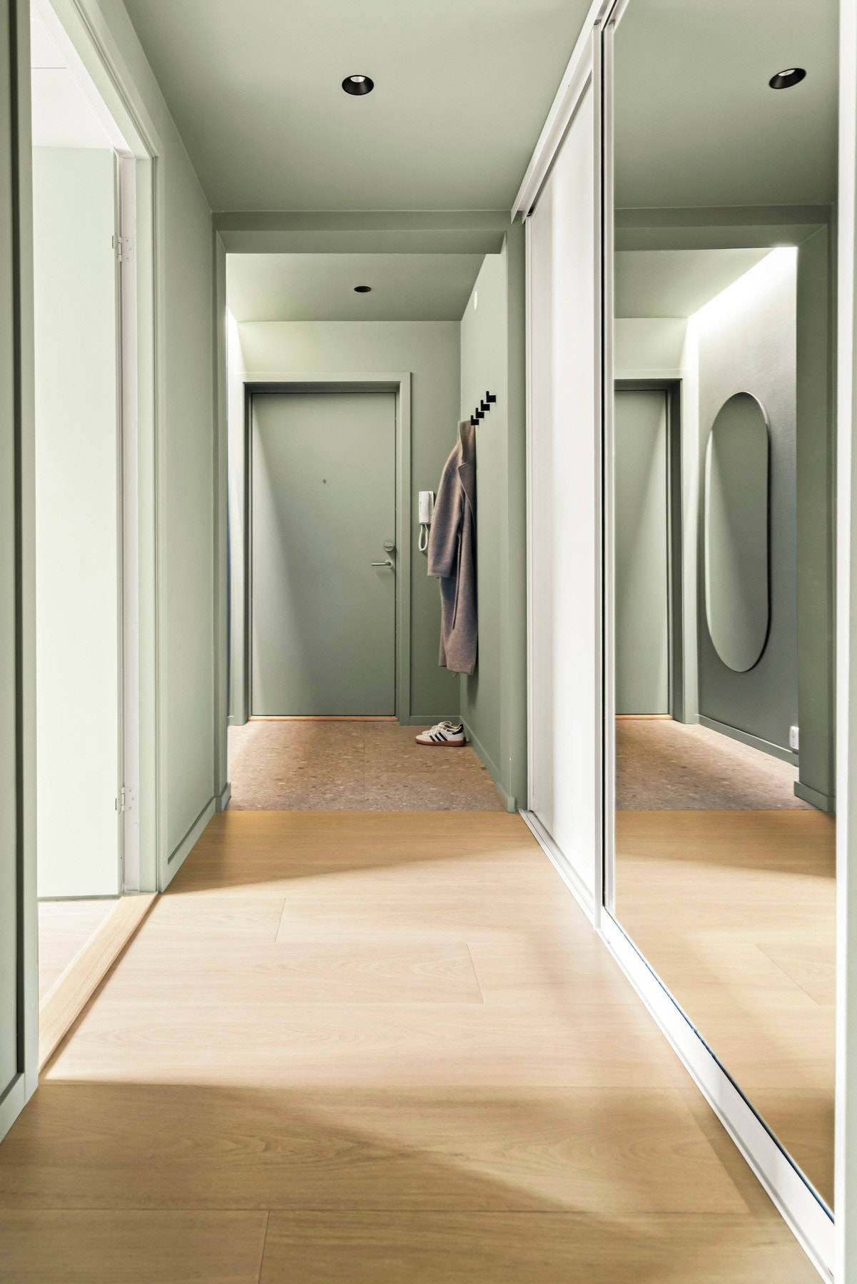 Gangen har som mange av de andre rommene en gjennomgående fargeløsning hvor vegger, lister og tak er malt i samme farge. Galleribilde