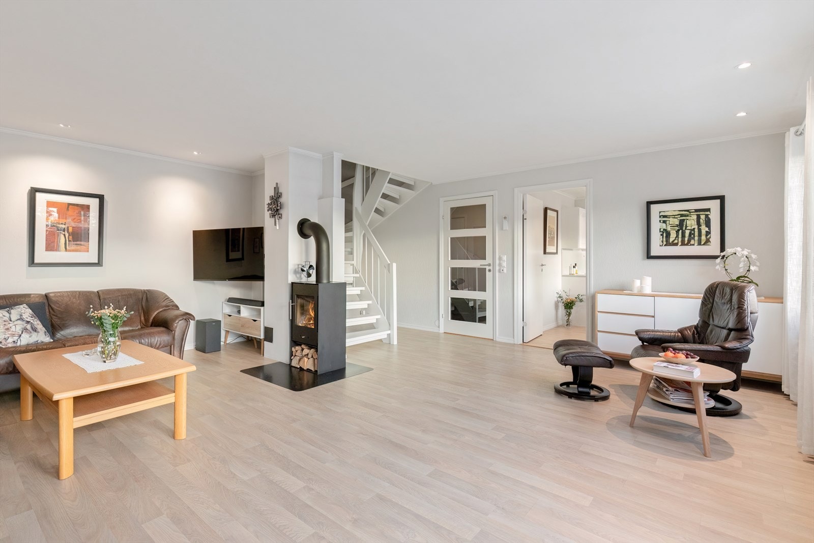 1. etg: Romslig stue med mulighet for å møblere i flere soner Galleribilde