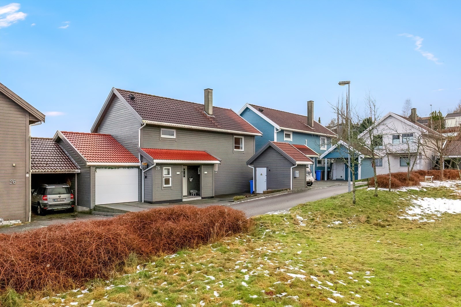 Parkering i garasje og i eget gårdsrom. God lagringsplass i utvendig bod. Galleribilde