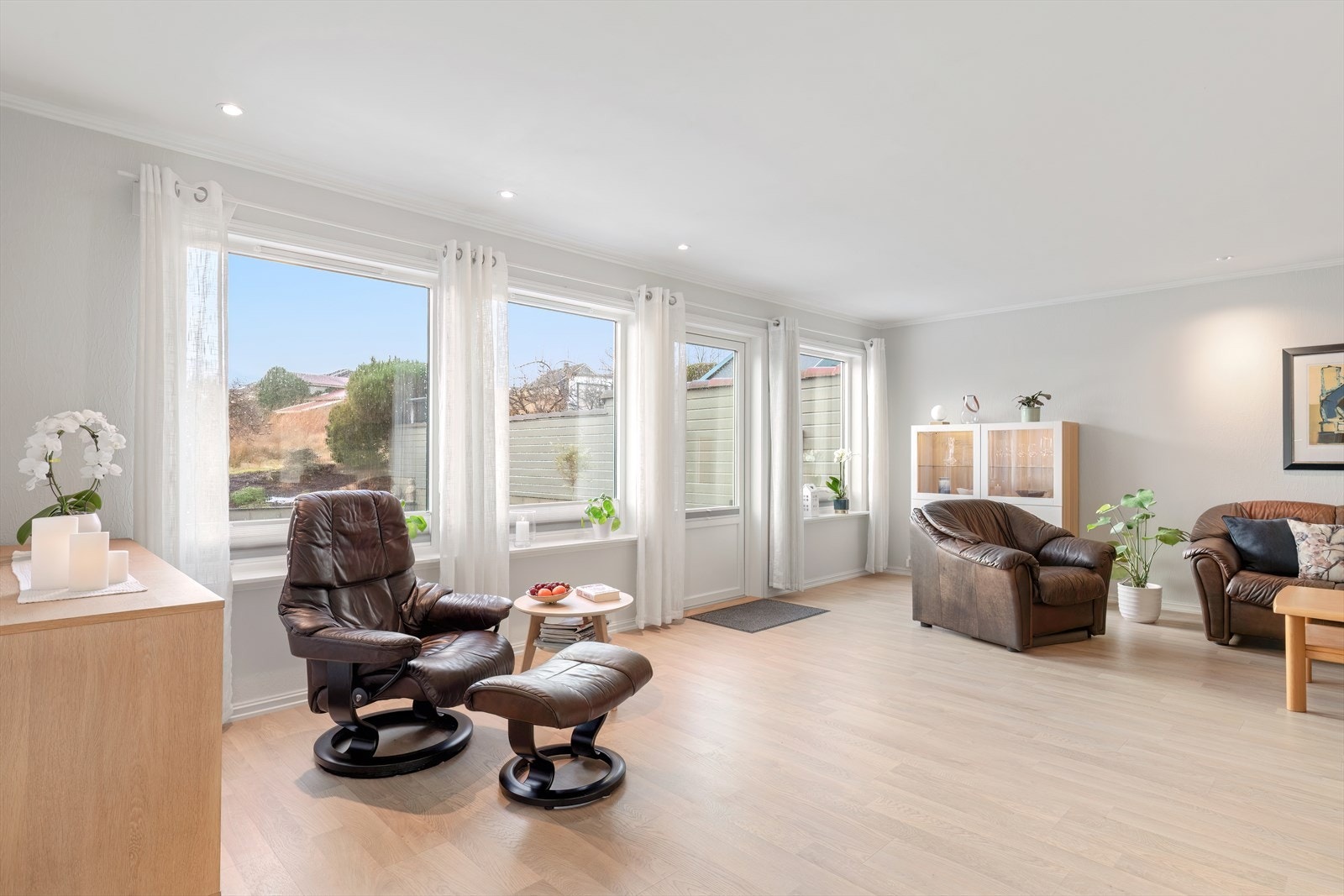 1. etg: I stuen er det store vindusfater, naturlige lysforhold og utgang til terrassen Galleribilde