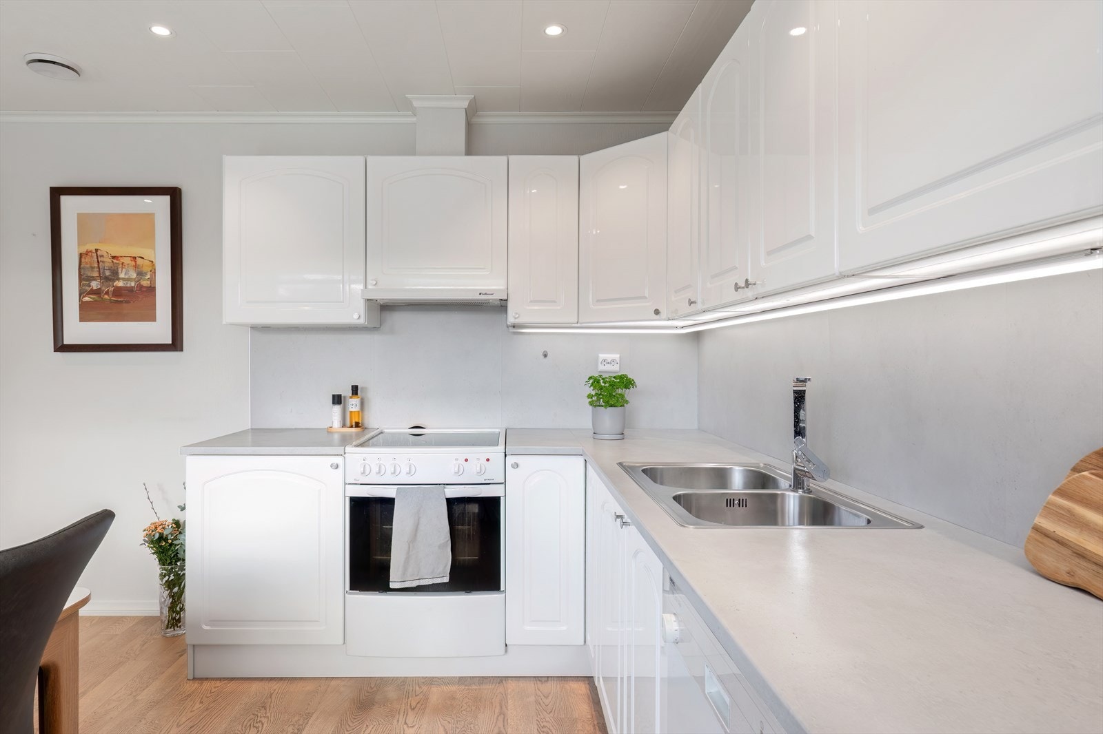 1. etg: Godt med skap- og benkeplass på kjøkken Galleribilde