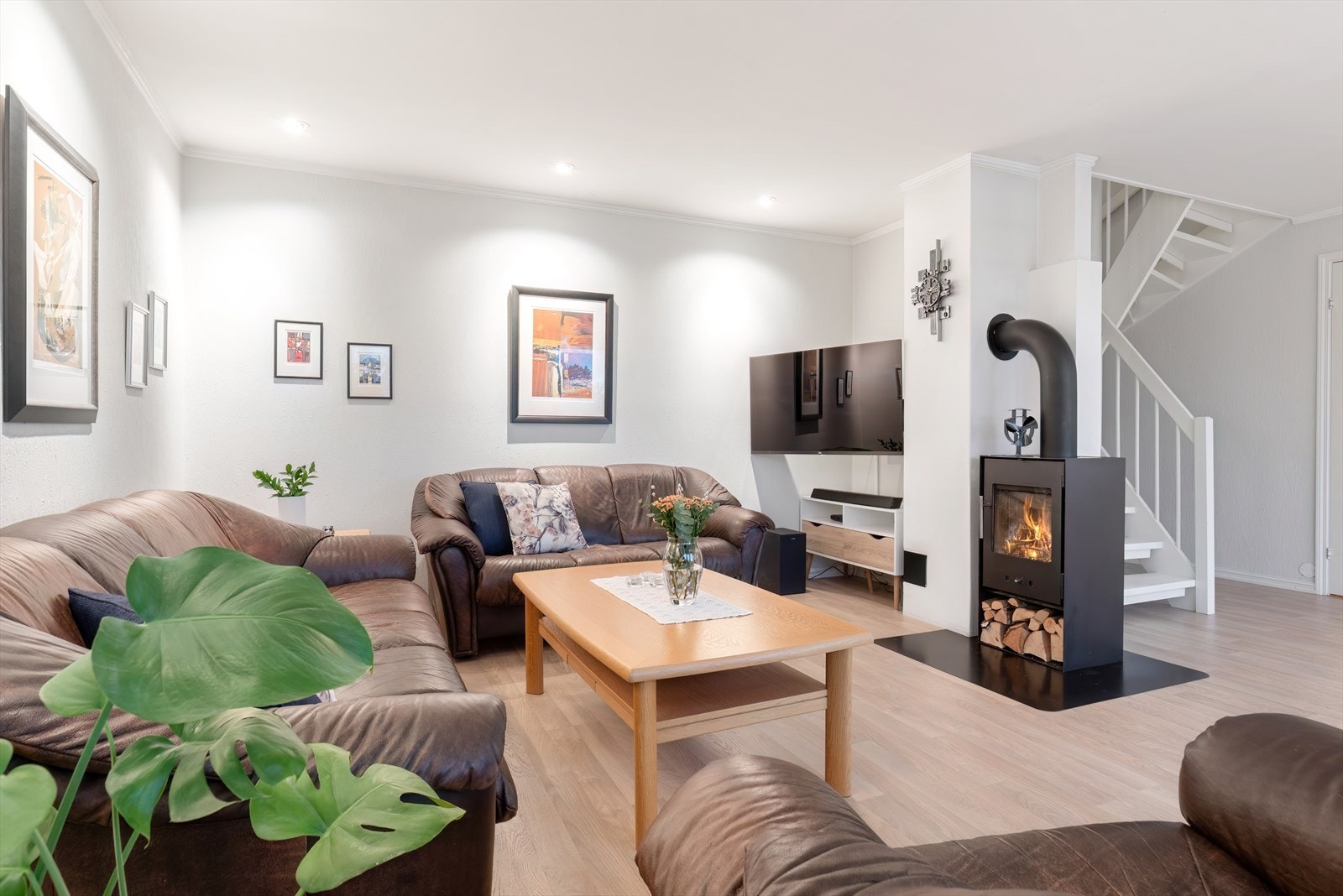 1. etg: I stuen er det våde varmepumpe og vedovn Galleribilde