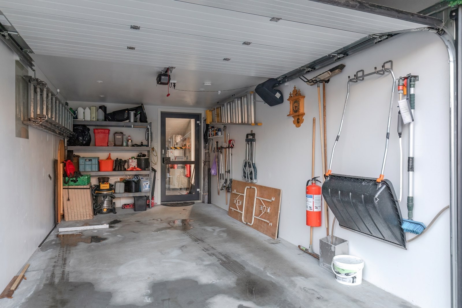 Garasje med stor bod i bakkant Galleribilde