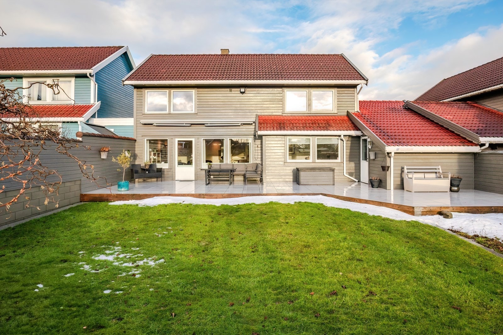 Romslig og solrik tomt som er pent opparbeidet med hage og terrasse med elektrisk markise Galleribilde