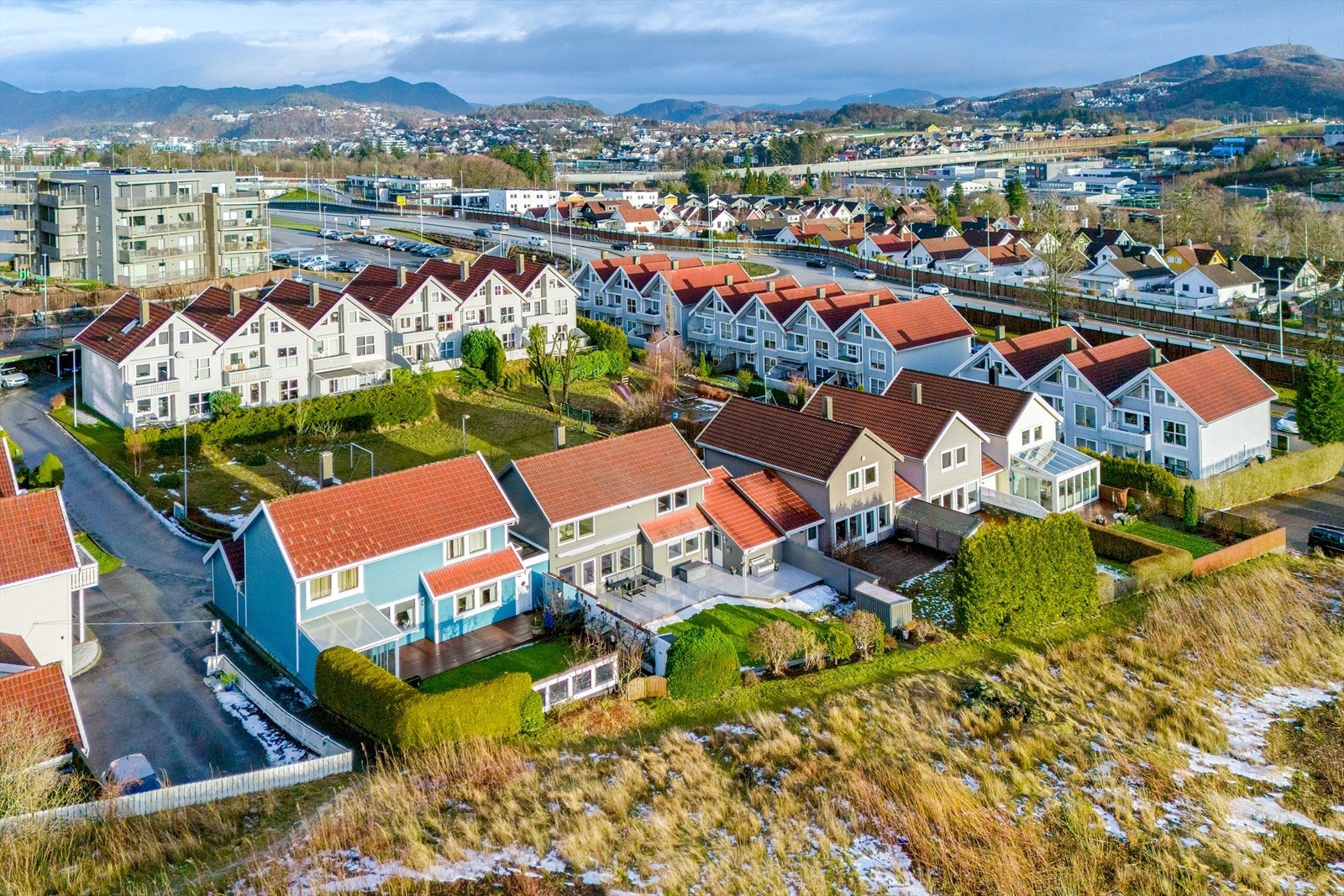 Boligen ligger fint til i barnevennlige omgivelser på Sandved Galleribilde