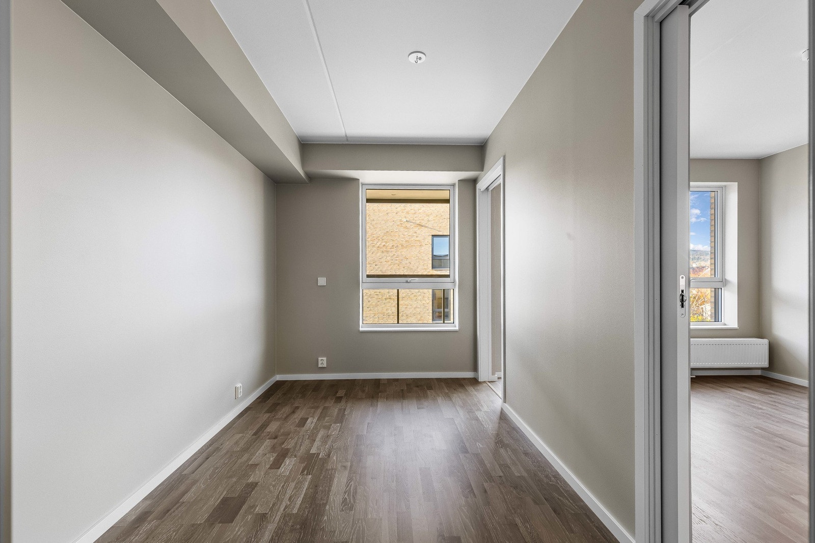 Soverom med "Laila"-løsning hvor det er plass til 160x200 seng mellom hver skyvedør Galleribilde