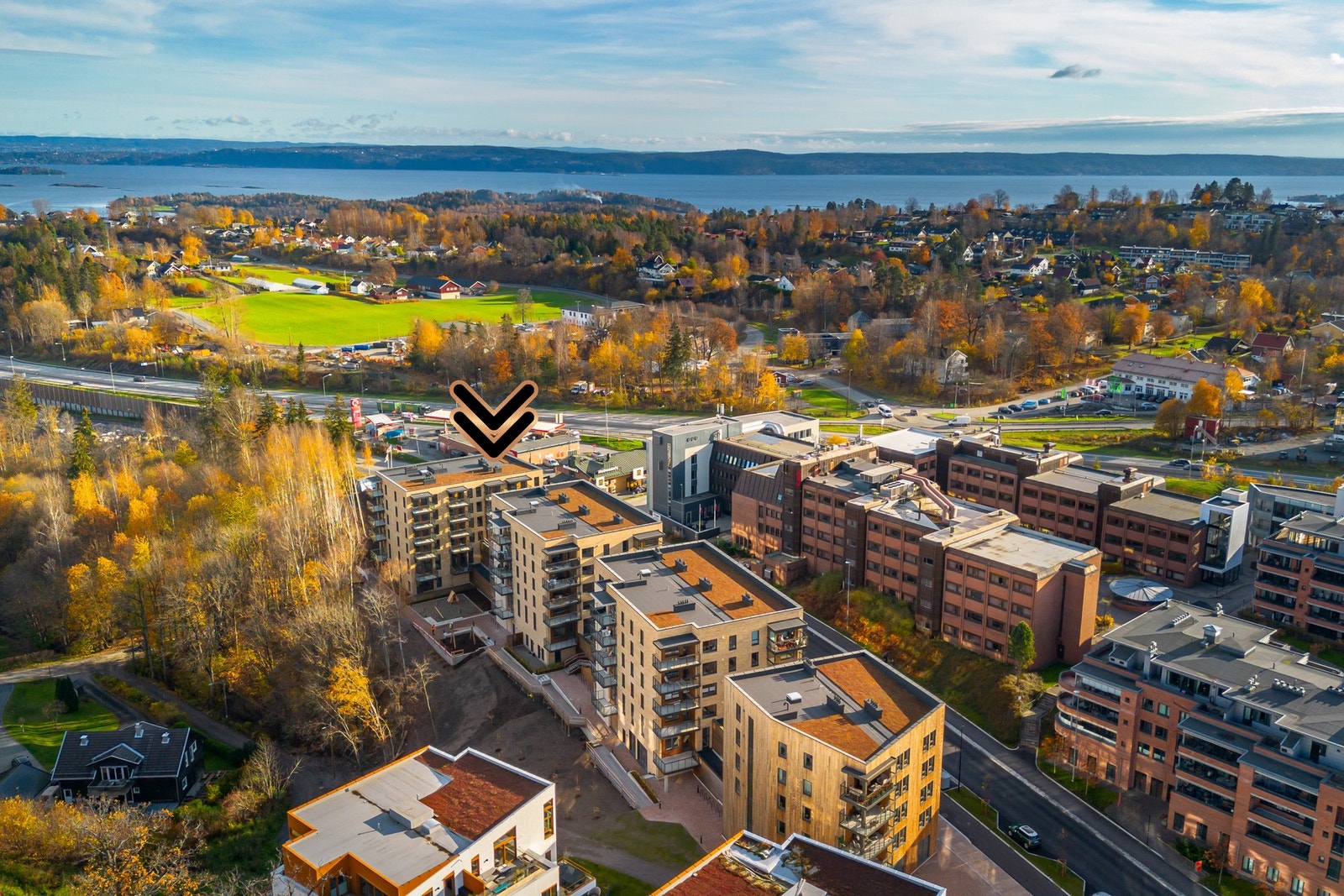 Området byr på offentlig kommunikasjon i form av buss og tog. Nærmeste holdeplass er Asker stasjon, som ligger ca. 650 meter unna boligen. Galleribilde