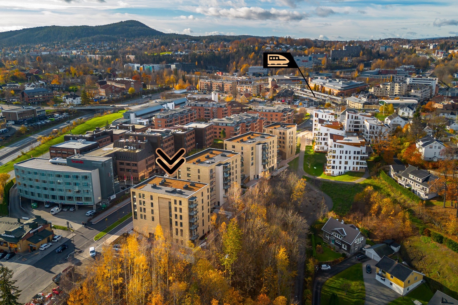 Dagligvarehandelen kan blant annet gjøres på Kiwi, Meny, Rema 1000 og søndagsåpen Joker. Det er gangavstand til Trekanten, et populært kjøpesenter og samlingspunkt i sentrum. Galleribilde