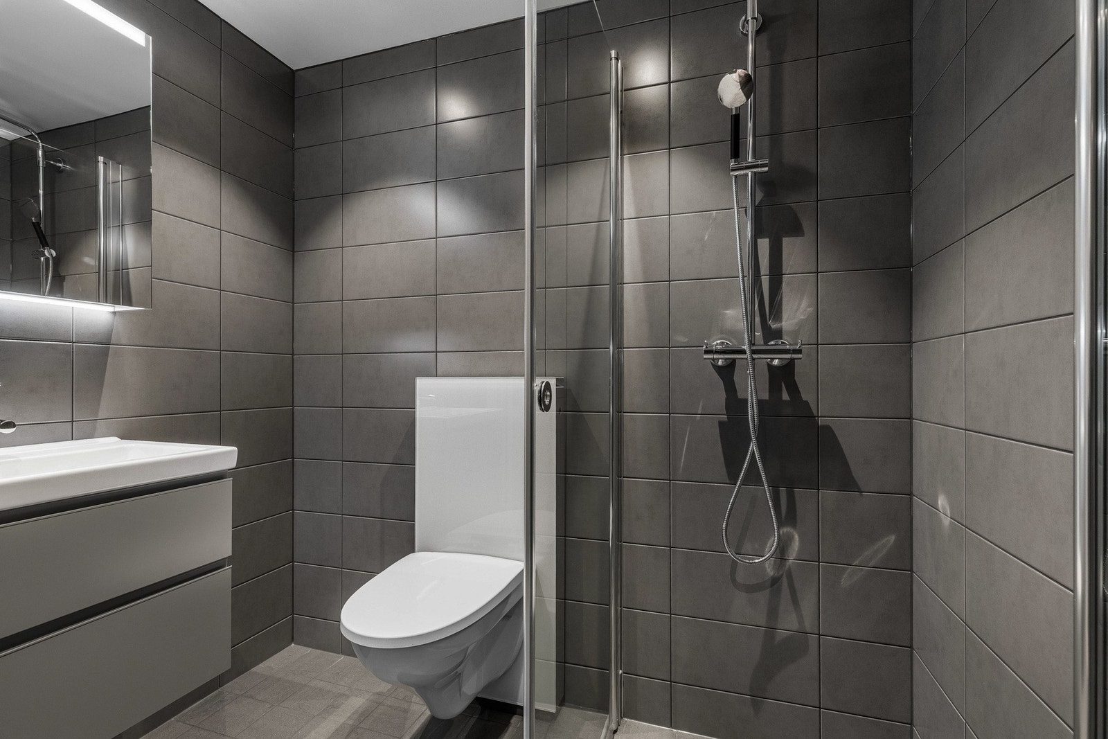 Folde-dusjdører for ekstra plass Galleribilde