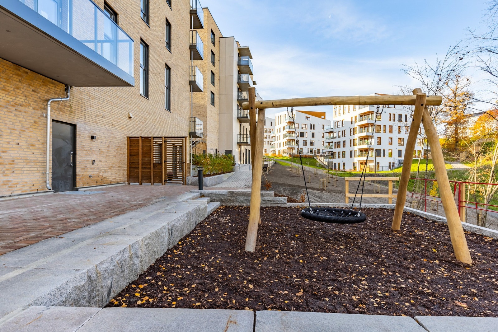 På fellesarealene lekeplass, felles bord og benker, samt godt opplyste promenader med hellelagt dekke. Galleribilde