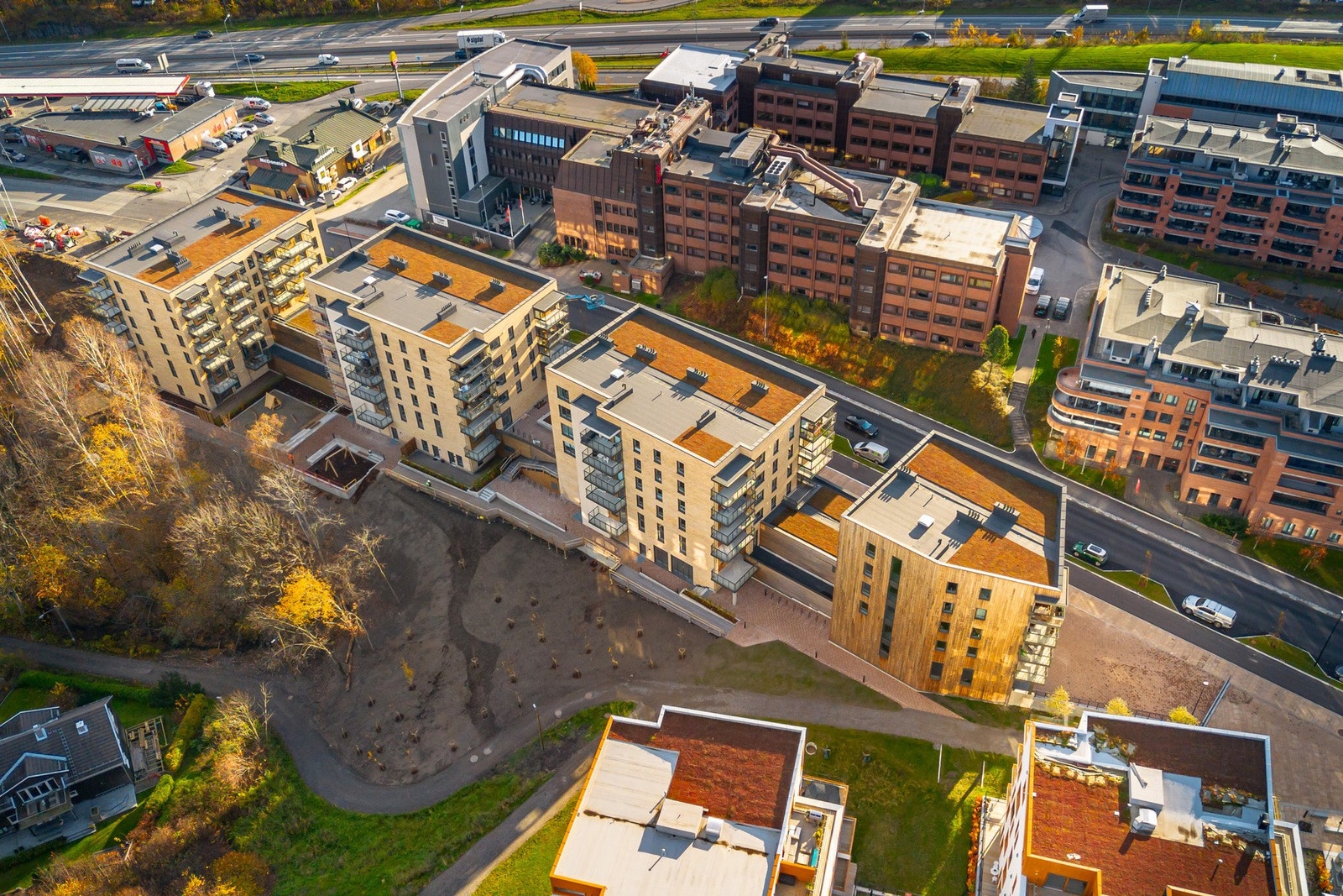 Fra eiendommen er det kort gangavstand til Føyka idrettsplass, hvor det i dag er park, kunstgressbane og stadion. På varme dager kan turen legges til fine badeplasser langs fjorden. Galleribilde